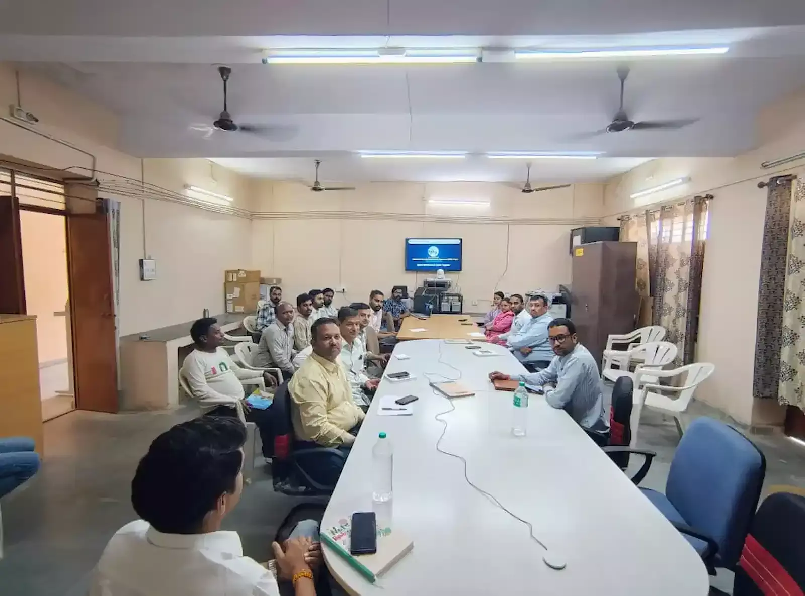 आमेट पंचायत समिति सभागार में साइबर जागरूकता कार्यशाला के दौरान प्रशिक्षण लेते सरकारी अधिकारी और कर्मचारी।