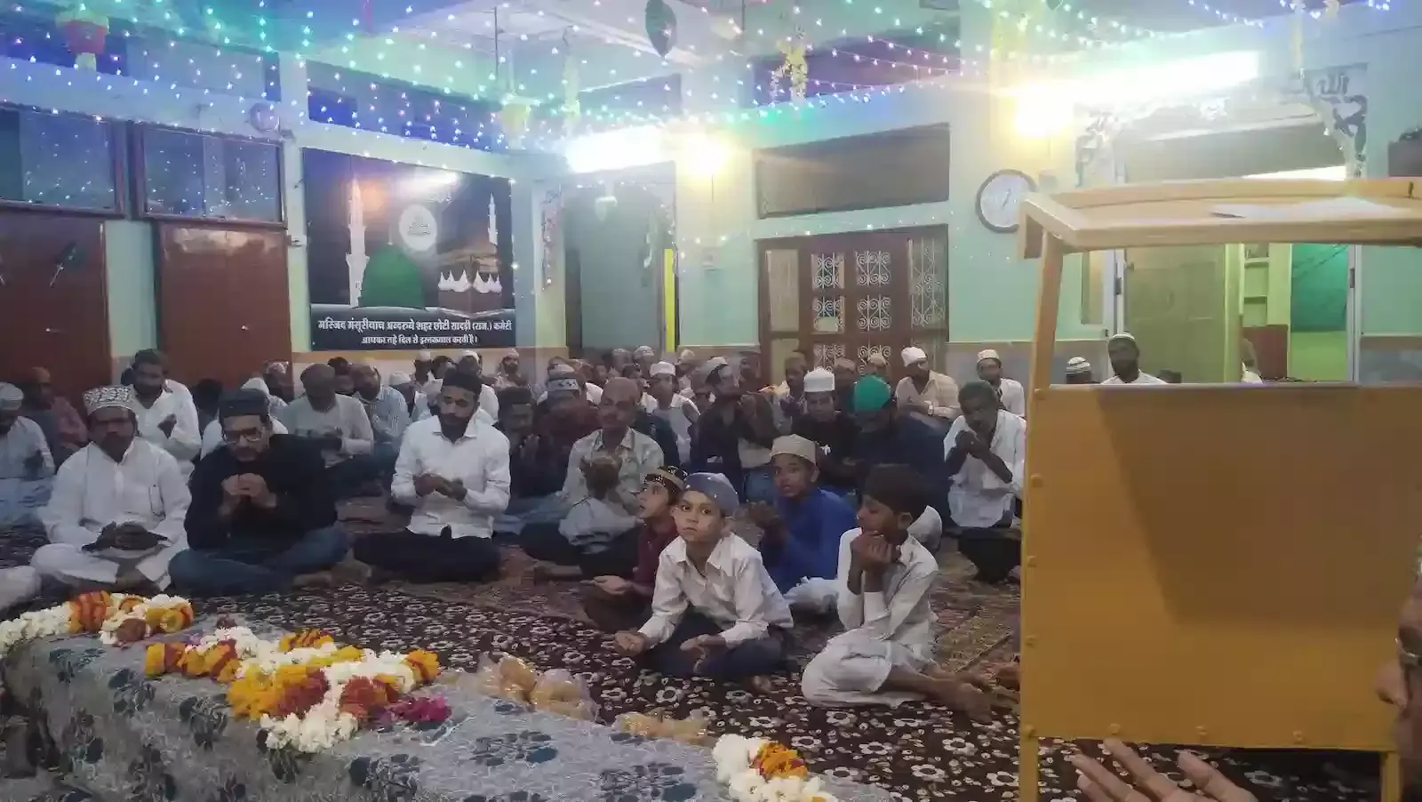 छोटीसादड़ी की मस्जिद में शबे कद्र की नमाज अदा करते मुस्लिम समुदाय के लोग।
