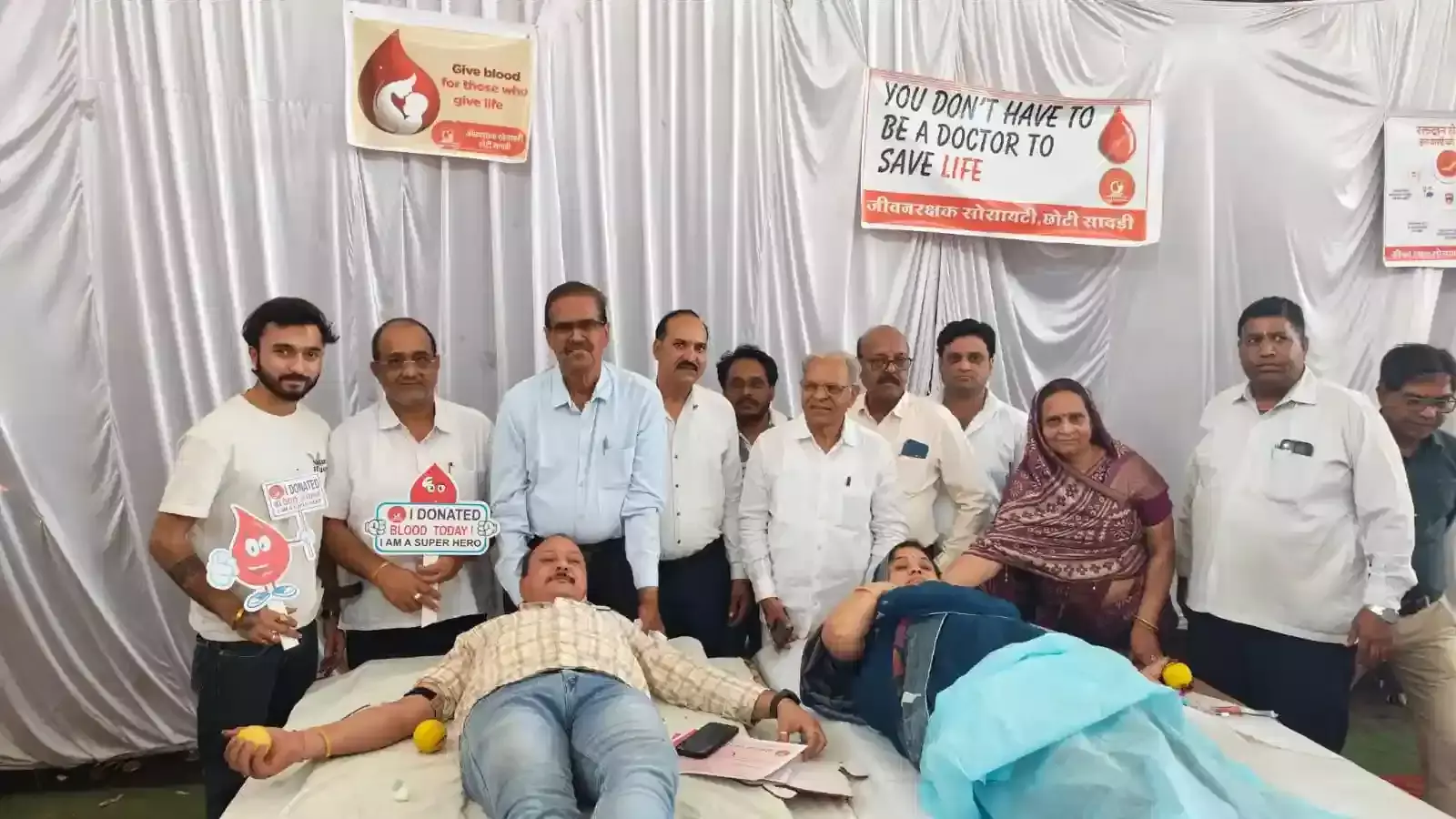 छोटीसादड़ी की हिंदू धर्मशाला में मनीष सोनी की पुण्यतिथि पर आयोजित रक्तदान शिविर में रक्त देते युवा और स्वास्थ्य कर्मी।