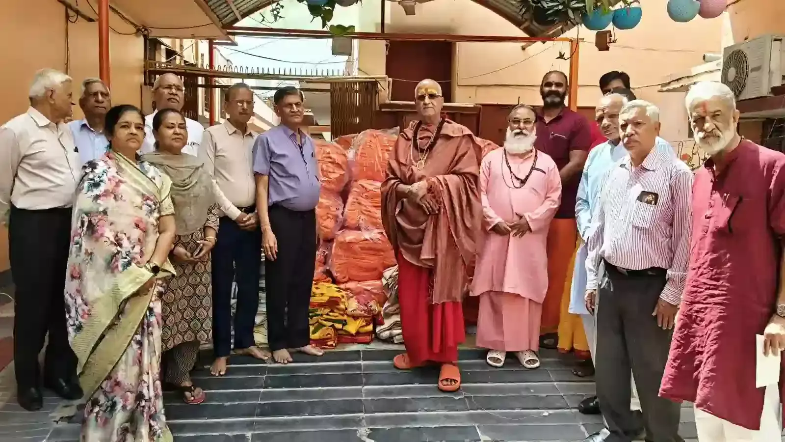 भीलवाड़ा के हरिशेवा आश्रम में स्वामी हंसराम उदासीन वनवासी कल्याण परिषद पदाधिकारियों को कंबल और चेक भेंट करते हुए। भीलवाड़ा के हरिशेवा आश्रम में स्वामी हंसराम उदासीन वनवासी कल्याण परिषद पदाधिकारियों को कंबल और चेक भेंट करते हुए।