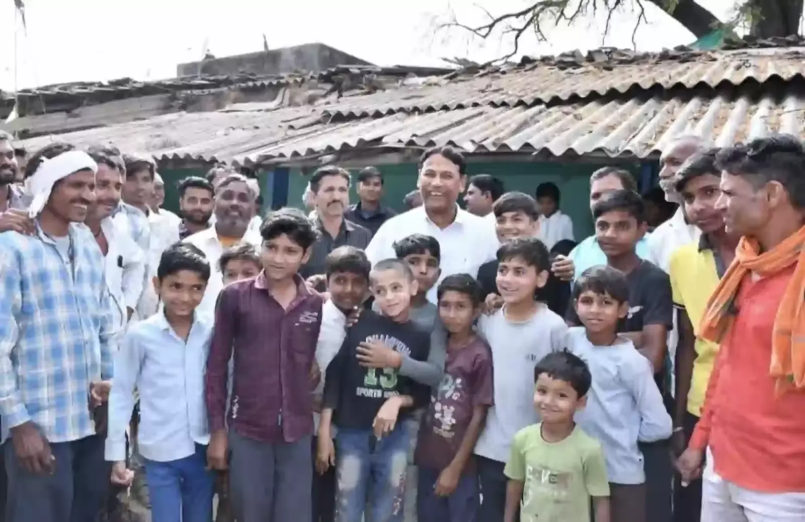 अन्ता विधानसभा उपचुनाव में विजय के पश्चात विभिन्न ग्रामों के दौरे के दौरान ग्रामीणों का अभिवादन स्वीकार करते विधायक प्रमोद जैन भाया और कांग्रेस जिलाध्यक्ष।