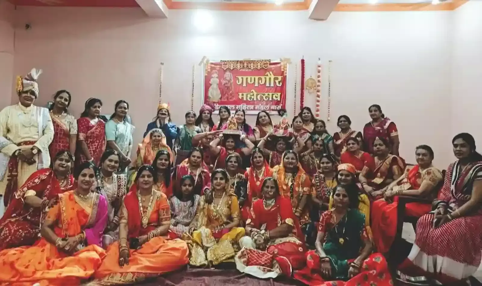 बारां में गणगौर उत्सव के दौरान पारंपरिक वेशभूषा में सजी महिलाएं सिर पर कलश रखकर शोभायात्रा निकाल रही हैं।