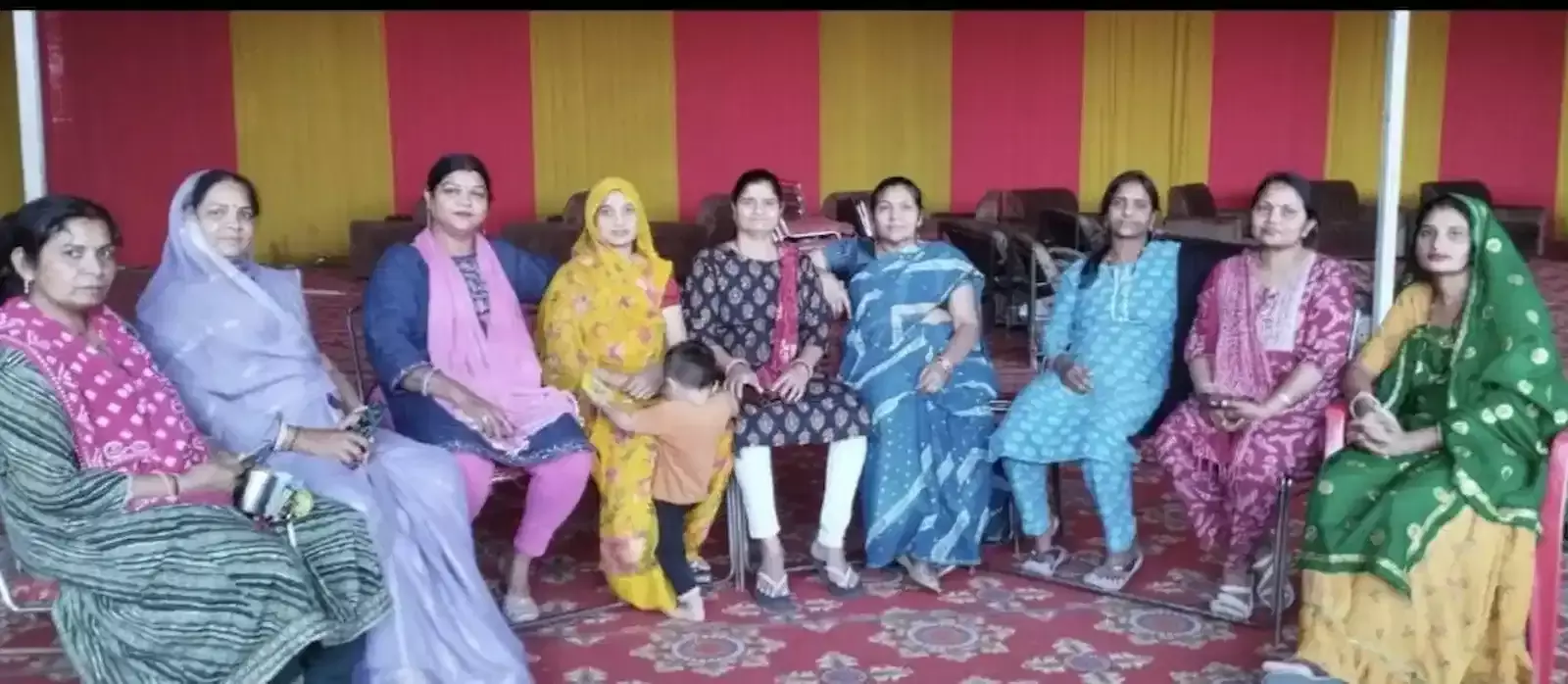 बारां के शिव मंदिर परिसर में आयोजित बैठक के दौरान कॉलोनी की समस्याओं पर चर्चा करती चौपाल महिला समूह की सदस्य।