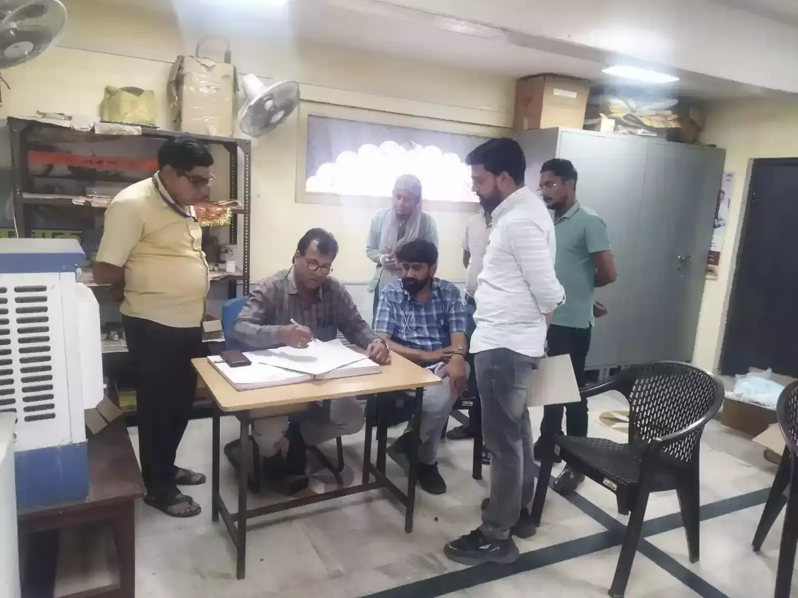 करौली के कैलादेवी मेला क्षेत्र में चिकित्सा व्यवस्थाओं का निरीक्षण करते सीएमएचओ डॉ. जयंती लाल मीना।
