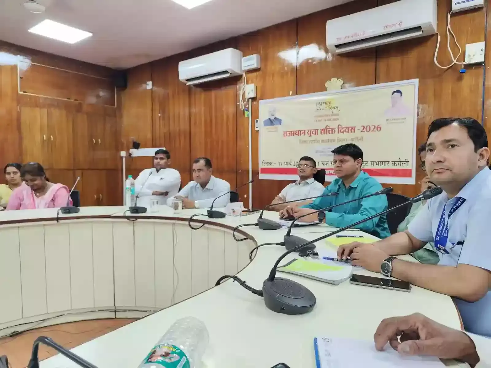 करौली कलेक्ट्रेट सभागार में राजस्थान युवा शक्ति दिवस कार्यक्रम के दौरान मंचासीन अतिथि और उपस्थित नवनियुक्त कार्मिक।