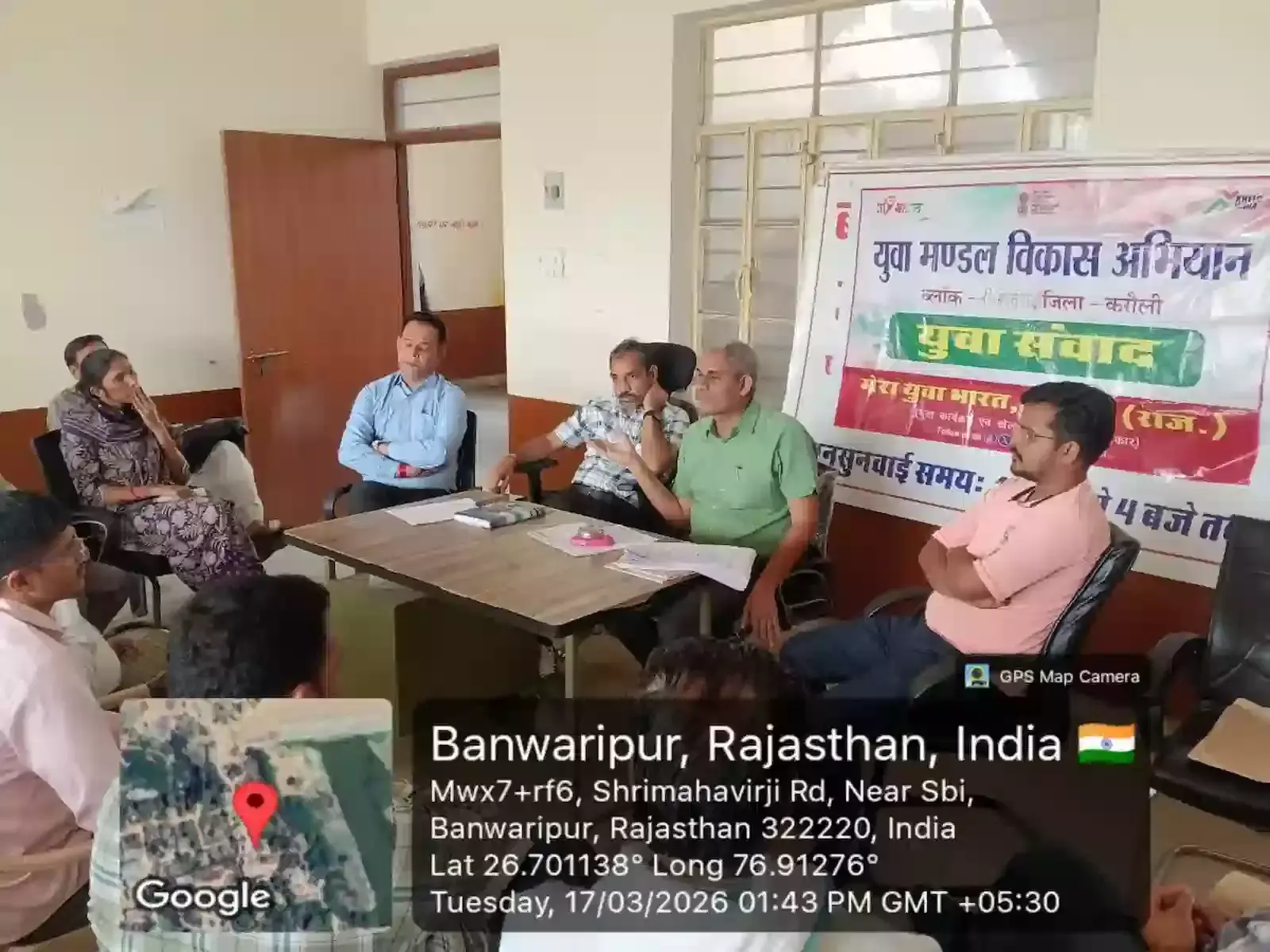 श्रीमहावीरजी करौली में आयोजित युवा संवाद कार्यक्रम के दौरान मंच पर बैठे अधिकारी और उपस्थित युवा समूह।