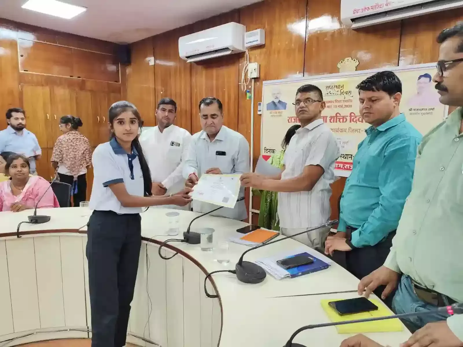 मुंशी त्रिलोक चंद माथुर स्टेडियम करौली में टेनिस बॉल क्रिकेट प्रतियोगिता के उद्घाटन समारोह के दौरान खिलाड़ी और अतिथि।