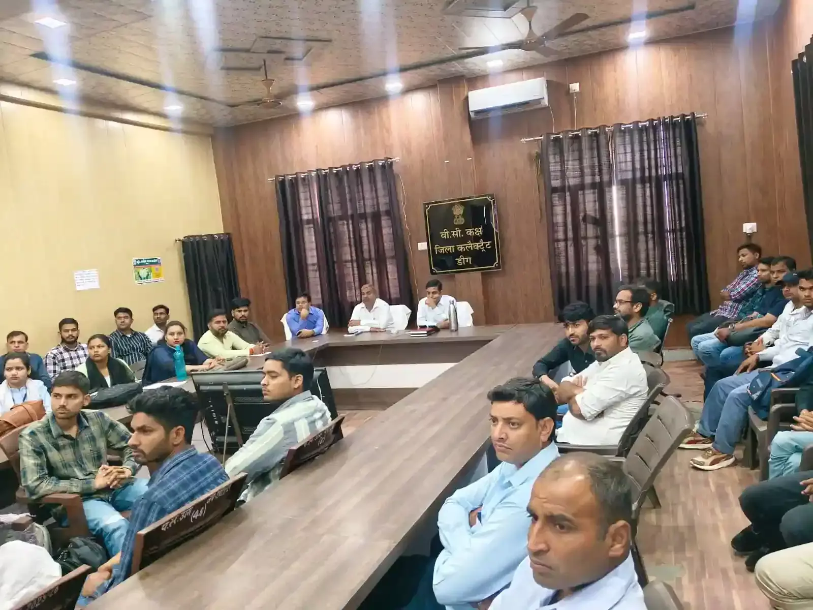 पंचायत समिति सभागार में अधिकारी वीडियो कॉन्फ्रेंसिंग से युवा सम्मेलन देखते डीग कार्यक्रम संदर्भ में