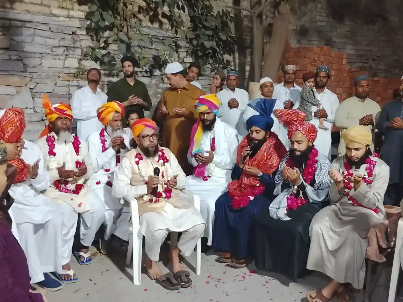 मस्जिद में जुलूस के दौरान मौलाना और हाफिज चित्तौड़गढ़ में इबादत कार्यक्रम में शामिल