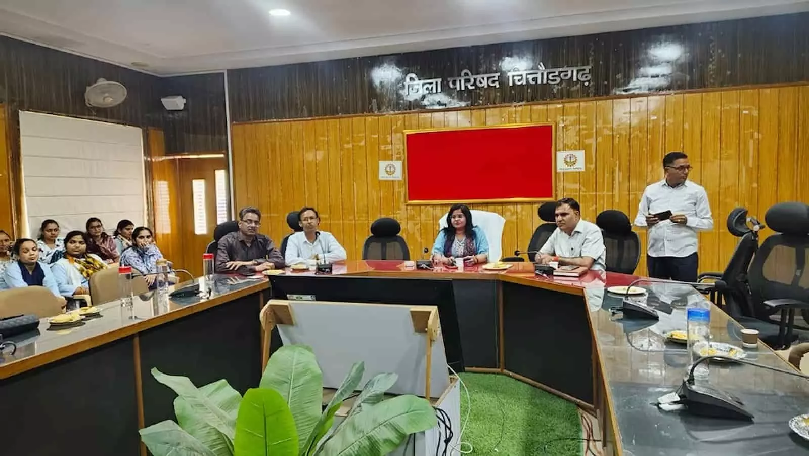 सभागार में बैठे युवा प्रतिभागी जयपुर में आयोजित कार्यक्रम के दौरान प्रशासनिक संवाद में शामिल
