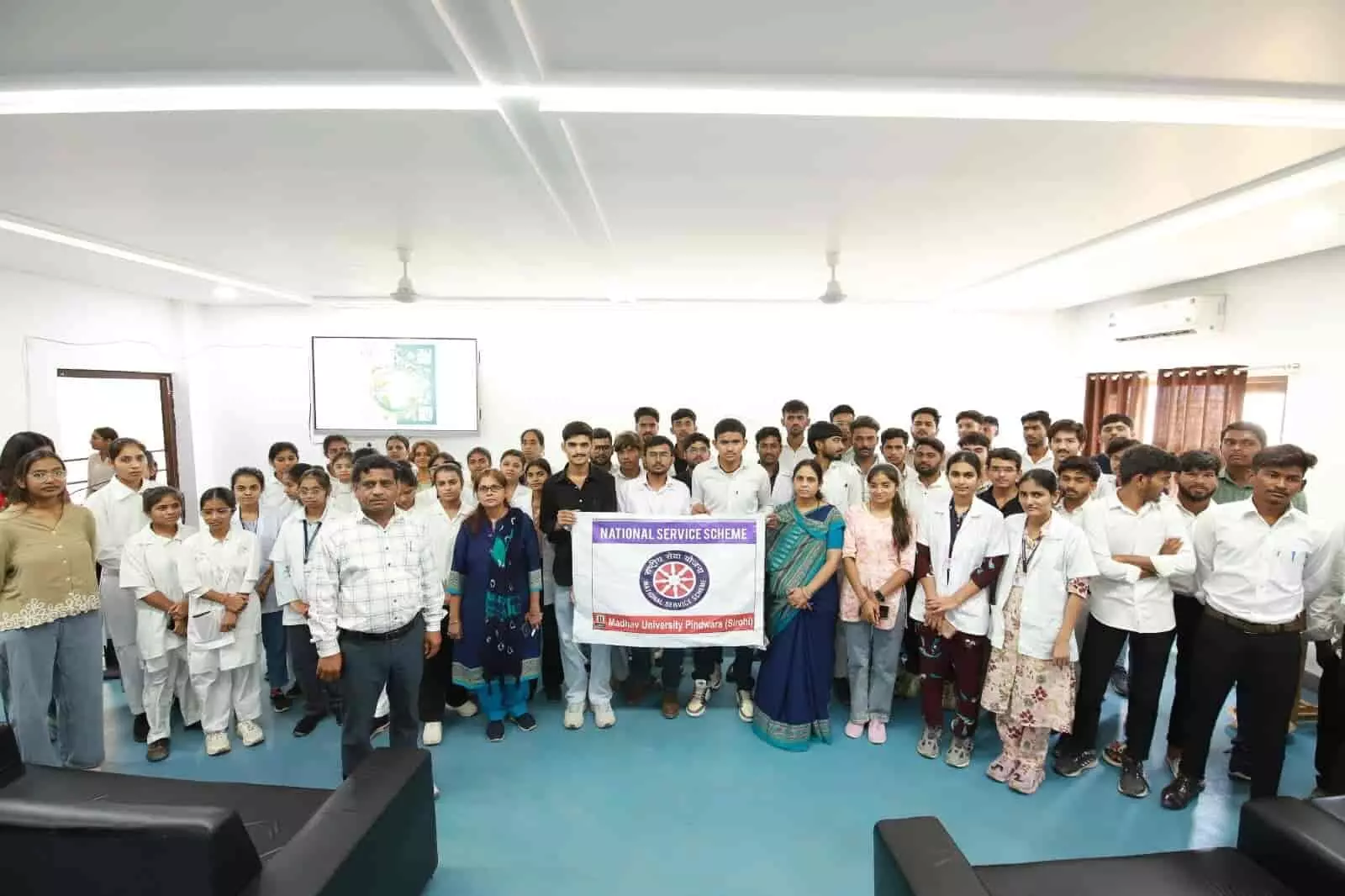 ग्राम अचपुरा में विद्यार्थी जल संरक्षण जागरूकता रैली निकालते हुए कार्यक्रम के दौरान ग्राम अचपुरा में विद्यार्थी जल संरक्षण जागरूकता रैली निकालते हुए कार्यक्रम के दौरान