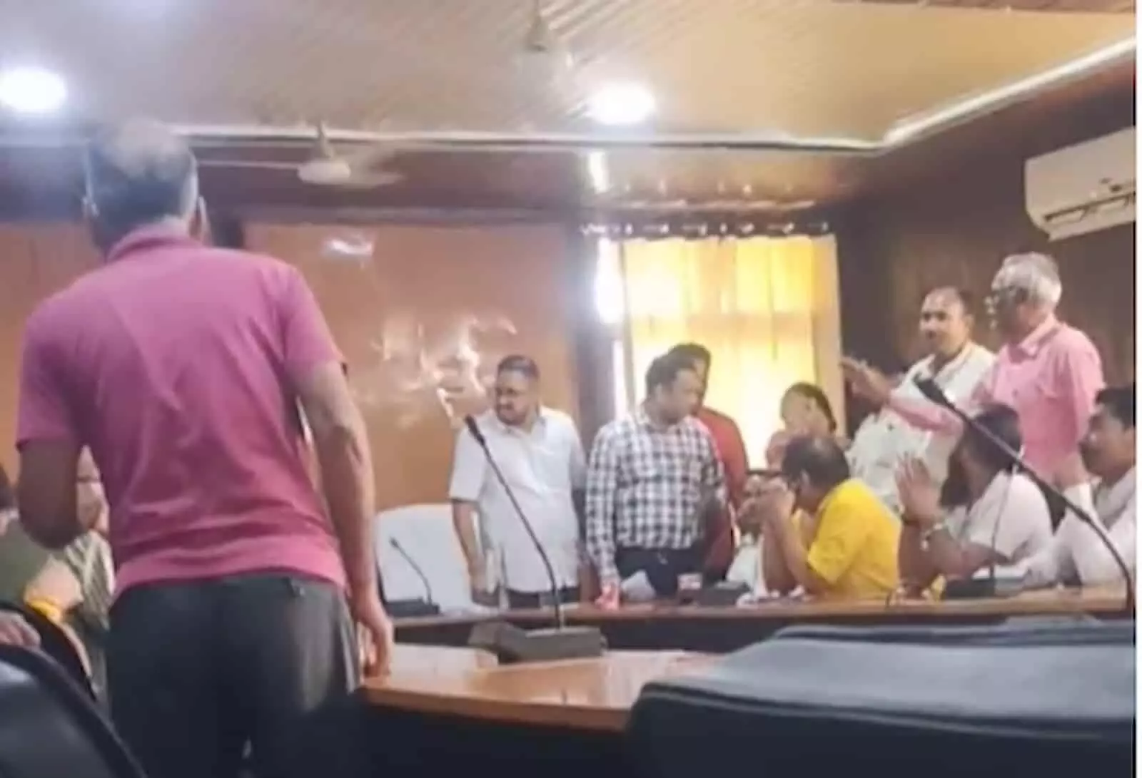 कोटा की भामाशाह मंडी समिति सभागार में किसानों और अधिकारियों के बीच बैठक का दृश्य। कोटा की भामाशाह मंडी समिति सभागार में किसानों और अधिकारियों के बीच बैठक का दृश्य।