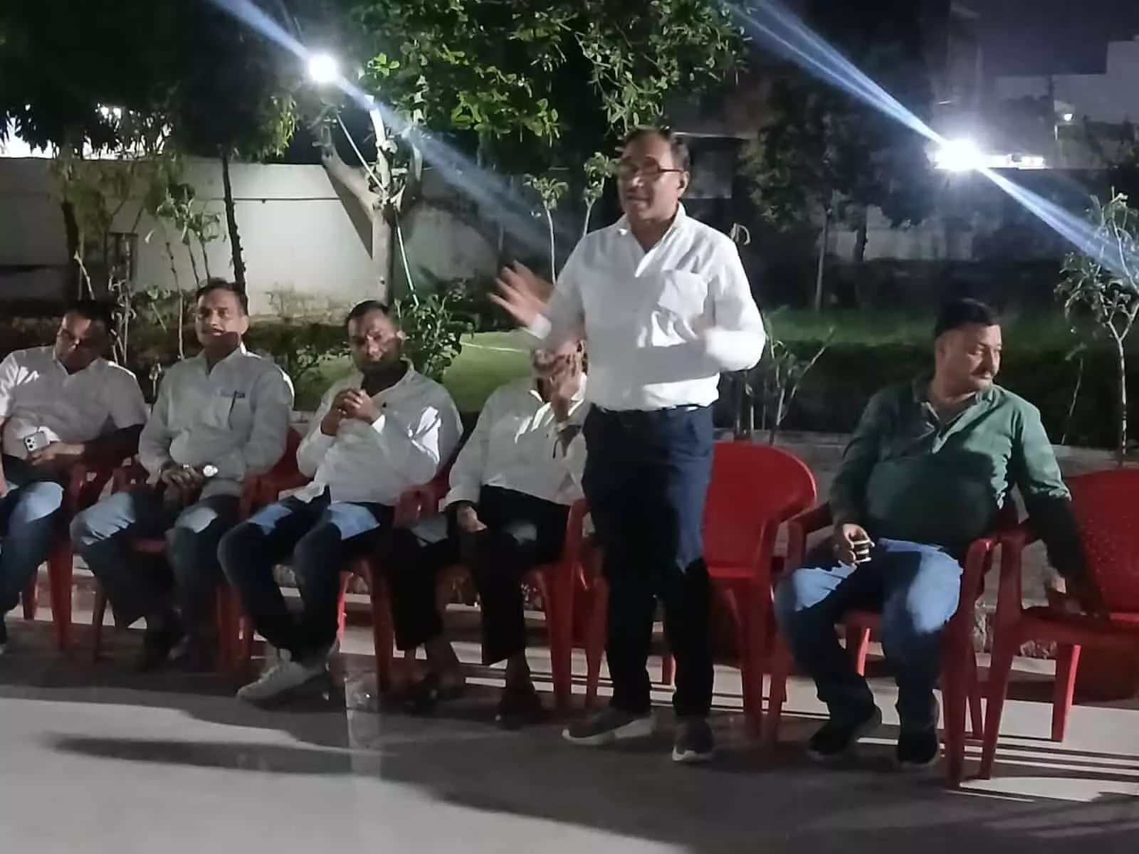 कोटा के तानाजी नगर में नववर्ष कार्यक्रम की तैयारी बैठक में चर्चा करते आयोजन समिति के सदस्य और पदाधिकारी। कोटा के तानाजी नगर में नववर्ष कार्यक्रम की तैयारी बैठक में चर्चा करते आयोजन समिति के सदस्य और पदाधिकारी।