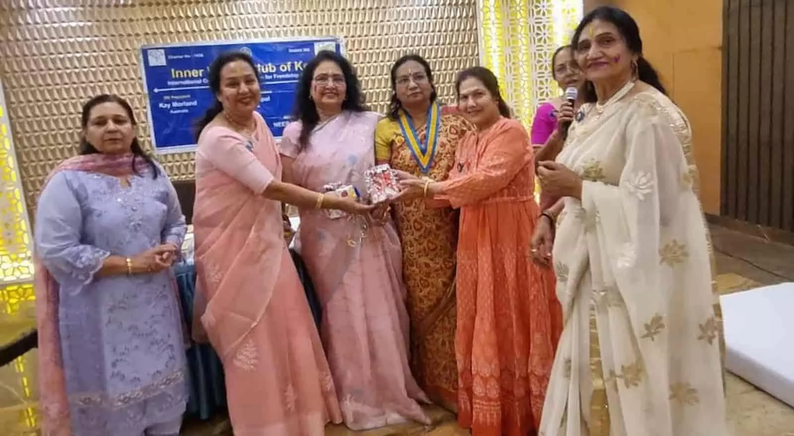 कोटा के होटल में फागोत्सव के दौरान फूलों और गुलाल से होली खेलतीं इनरव्हील क्लब की महिला सदस्य। कोटा के होटल में फागोत्सव के दौरान फूलों और गुलाल से होली खेलतीं इनरव्हील क्लब की महिला सदस्य।