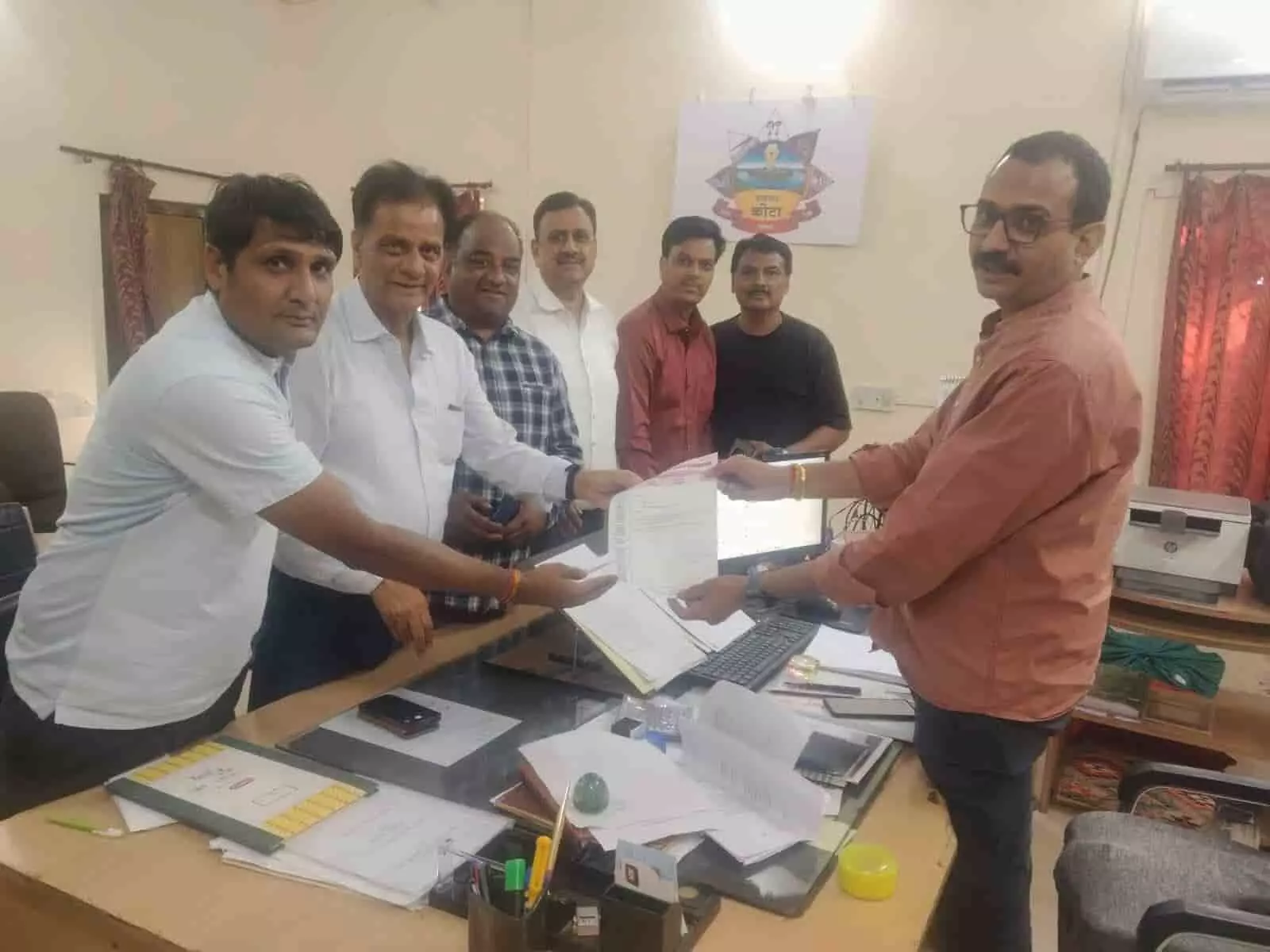 कोटा जिला रसद कार्यालय में अधिकारियों के साथ बैठक करते होटल और कैटरर्स एसोसिएशन के प्रतिनिधि सदस्य। कोटा जिला रसद कार्यालय में अधिकारियों के साथ बैठक करते होटल और कैटरर्स एसोसिएशन के प्रतिनिधि सदस्य।