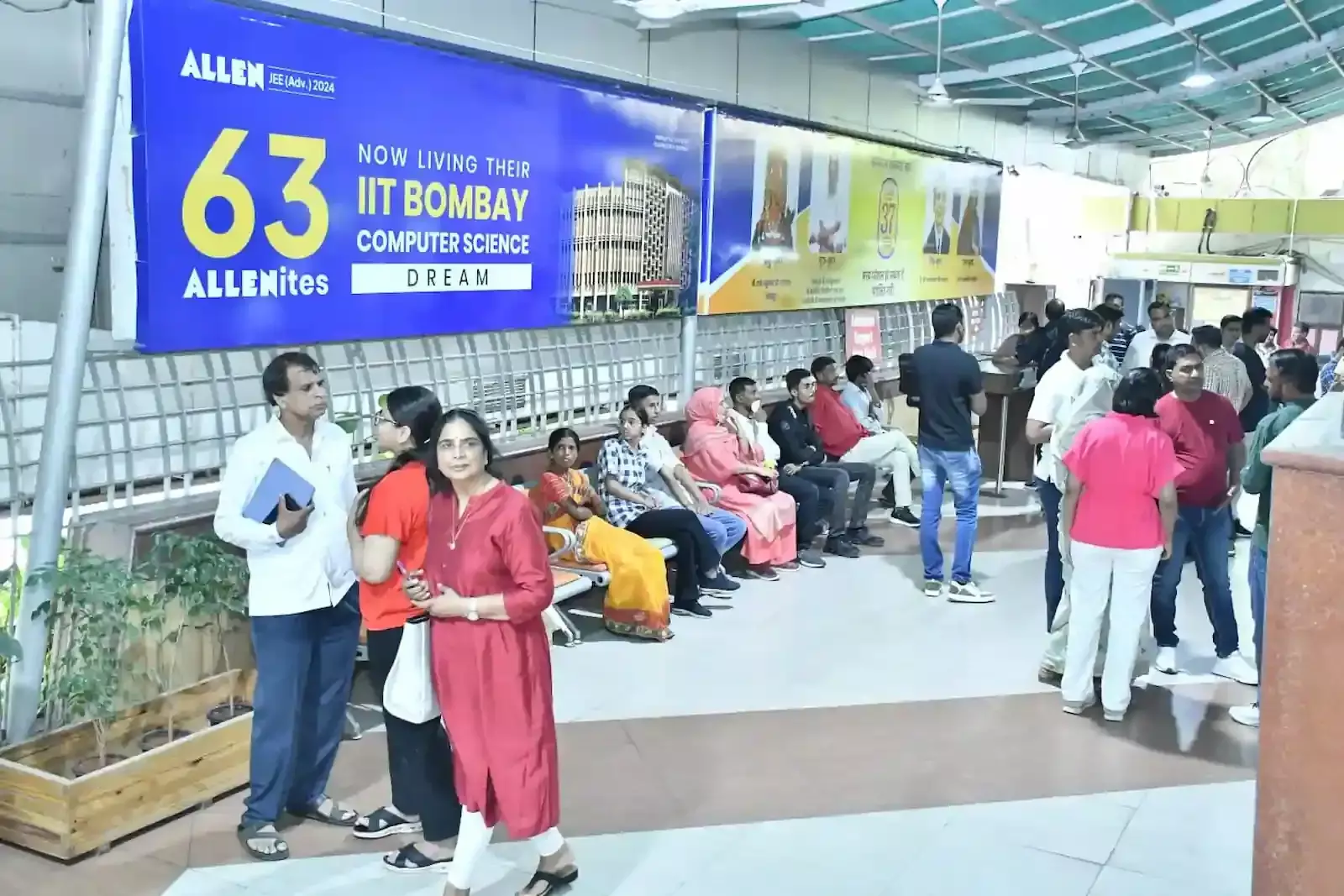 एलन कॅरियर इंस्टीट्यूट कोटा के बाहर एडमिशन के लिए जानकारी लेते छात्र और अभिभावक की तस्वीर एलन कॅरियर इंस्टीट्यूट कोटा के बाहर एडमिशन के लिए जानकारी लेते छात्र और अभिभावक की तस्वीर