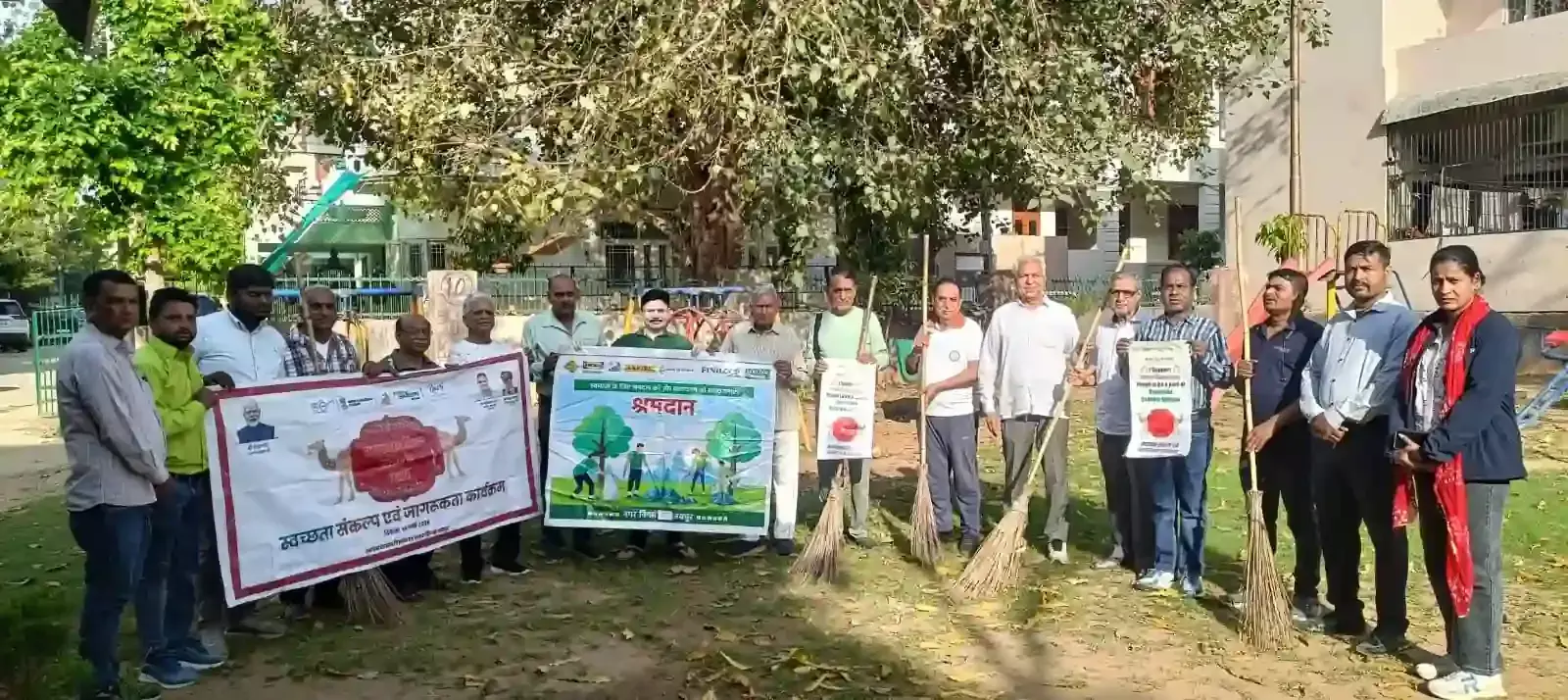 जयपुर में पिंक टॉयलेट के बाहर स्वच्छता अभियान के दौरान रंगोली बनाती महिलाएं और उपस्थित निगम कर्मचारी। जयपुर में पिंक टॉयलेट के बाहर स्वच्छता अभियान के दौरान रंगोली बनाती महिलाएं और उपस्थित निगम कर्मचारी।