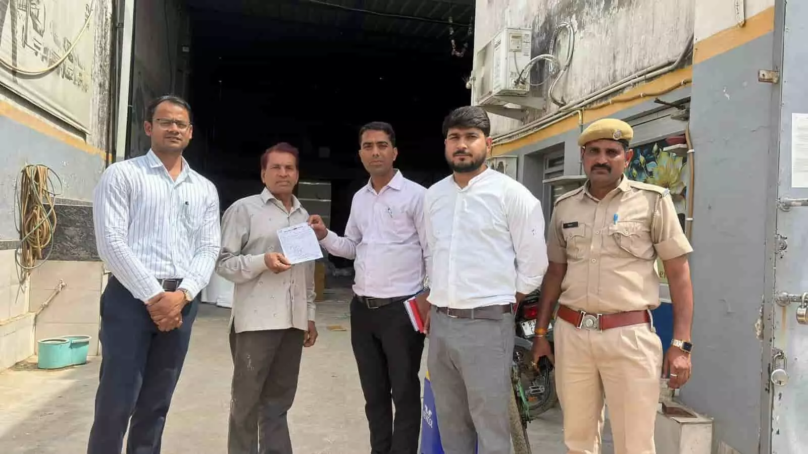 नगर निगम जयपुर की टीम दुकानों से जब्त किया गया प्रतिबंधित सिंगल यूज प्लास्टिक एकत्रित करते हुए। नगर निगम जयपुर की टीम दुकानों से जब्त किया गया प्रतिबंधित सिंगल यूज प्लास्टिक एकत्रित करते हुए।