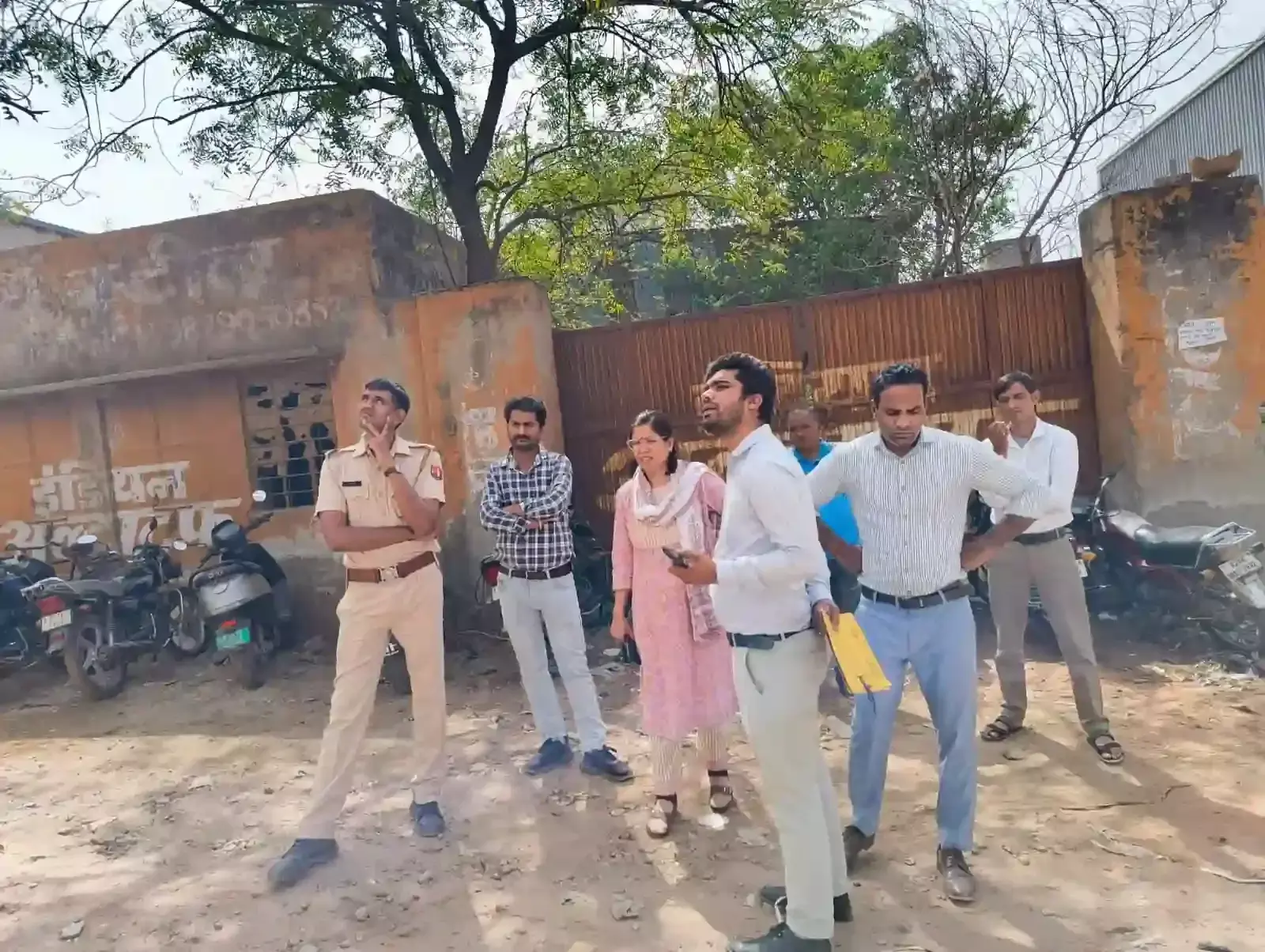 जयपुर के मुरलीपुरा में नगर निगम की राजस्व टीम बकाया टैक्स वसूली के लिए संपत्तियों को कुर्क करते हुए जयपुर के मुरलीपुरा में नगर निगम की राजस्व टीम बकाया टैक्स वसूली के लिए संपत्तियों को कुर्क करते हुए