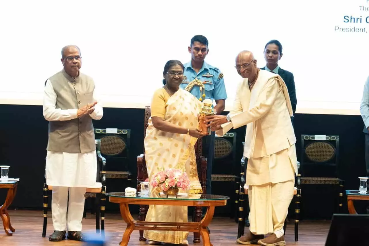 नई दिल्ली के कार्यक्रम में राष्ट्रपति द्रौपदी मुर्मू बच्चों को अक्षय पात्र फाउंडेशन का भोजन परोस रही हैं। नई दिल्ली के कार्यक्रम में राष्ट्रपति द्रौपदी मुर्मू बच्चों को अक्षय पात्र फाउंडेशन का भोजन परोस रही हैं।