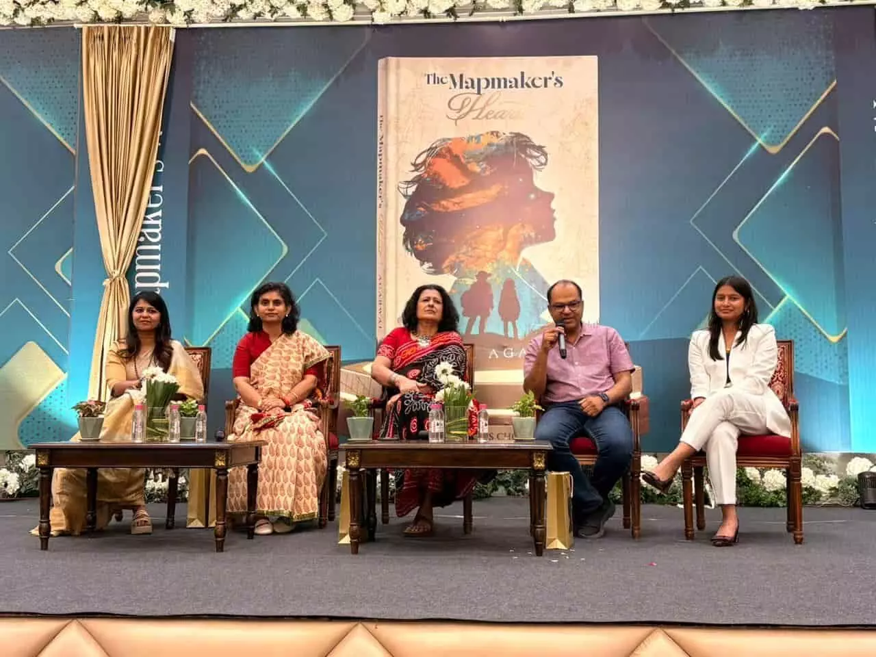 जयपुर में पुस्तक विमोचन कार्यक्रम के दौरान मंच पर अतिथियों के साथ खड़ी नविका अग्रवाल। जयपुर में पुस्तक विमोचन कार्यक्रम के दौरान मंच पर अतिथियों के साथ खड़ी नविका अग्रवाल।