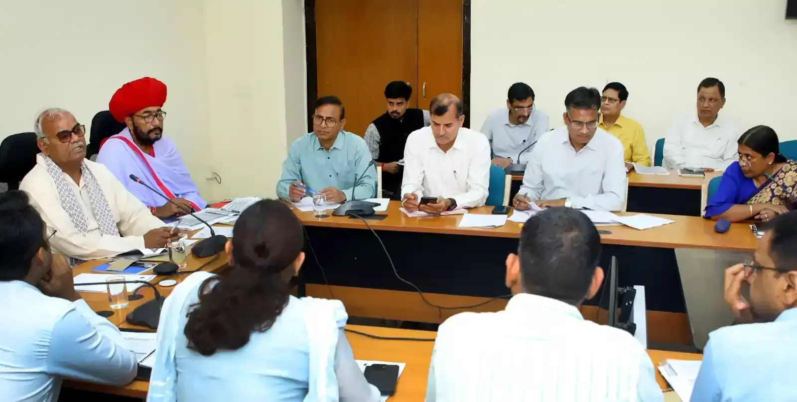 जयपुर में पंचायती राज विभाग की समीक्षा बैठक की अध्यक्षता करते मंत्री मदन दिलावर और उपस्थित वरिष्ठ अधिकारी। जयपुर में पंचायती राज विभाग की समीक्षा बैठक की अध्यक्षता करते मंत्री मदन दिलावर और उपस्थित वरिष्ठ अधिकारी।