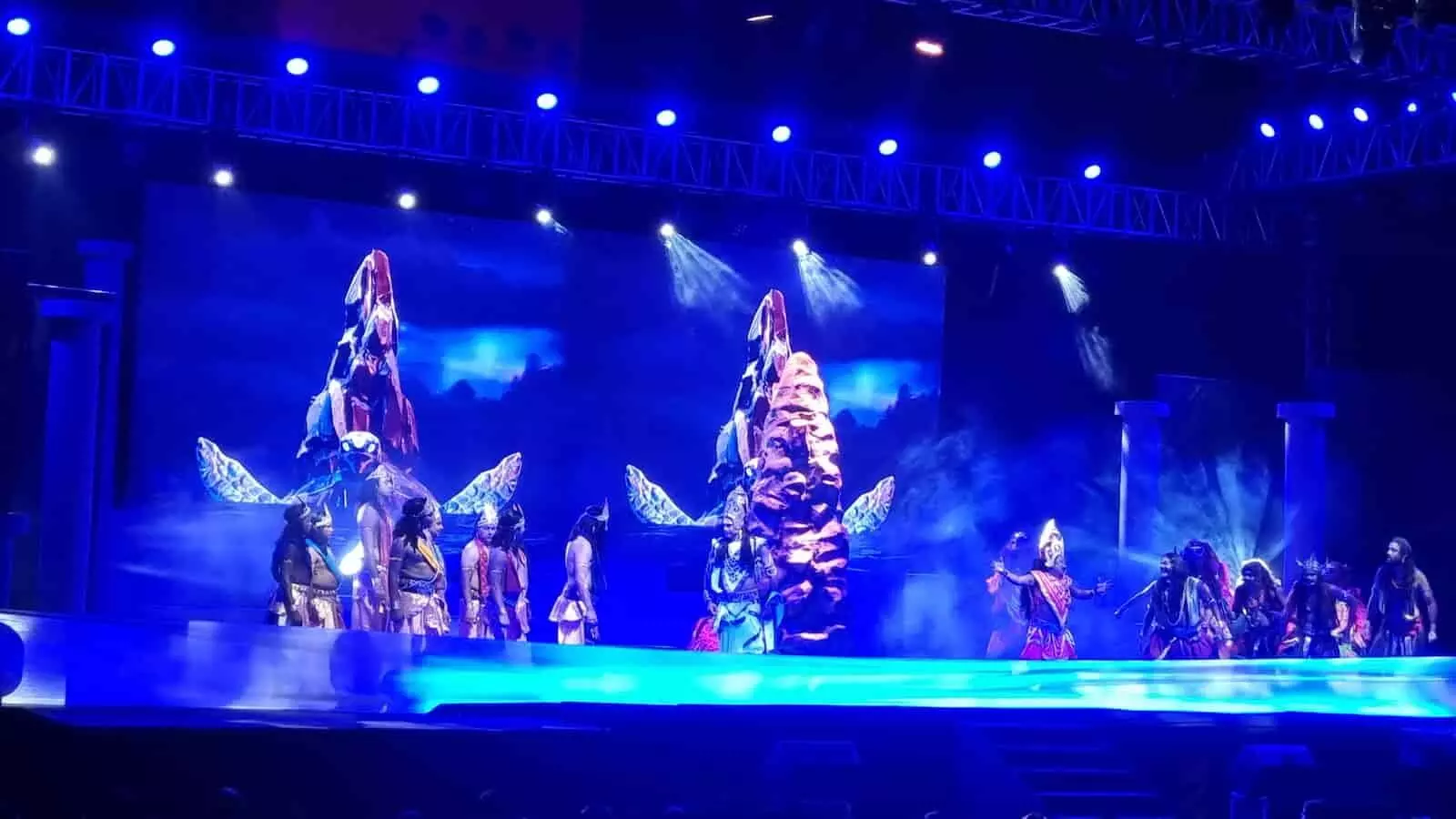 जयपुर के जवाहर कला केंद्र के मंच पर समुद्र मंथन नाटक का मंचन करते हुए अनेक कलाकार। जयपुर के जवाहर कला केंद्र के मंच पर समुद्र मंथन नाटक का मंचन करते हुए अनेक कलाकार।
