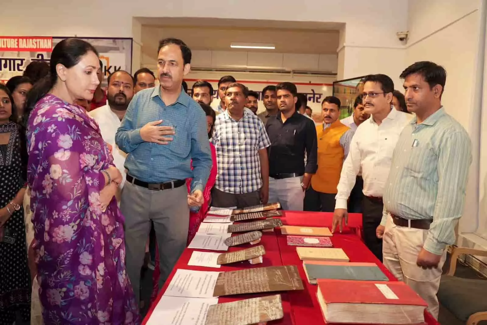उपमुख्यमंत्री दिया कुमारी जयपुर के जवाहर कला केंद्र में ऐतिहासिक अभिलेखों की प्रदर्शनी का अवलोकन करती हुईं। उपमुख्यमंत्री दिया कुमारी जयपुर के जवाहर कला केंद्र में ऐतिहासिक अभिलेखों की प्रदर्शनी का अवलोकन करती हुईं।