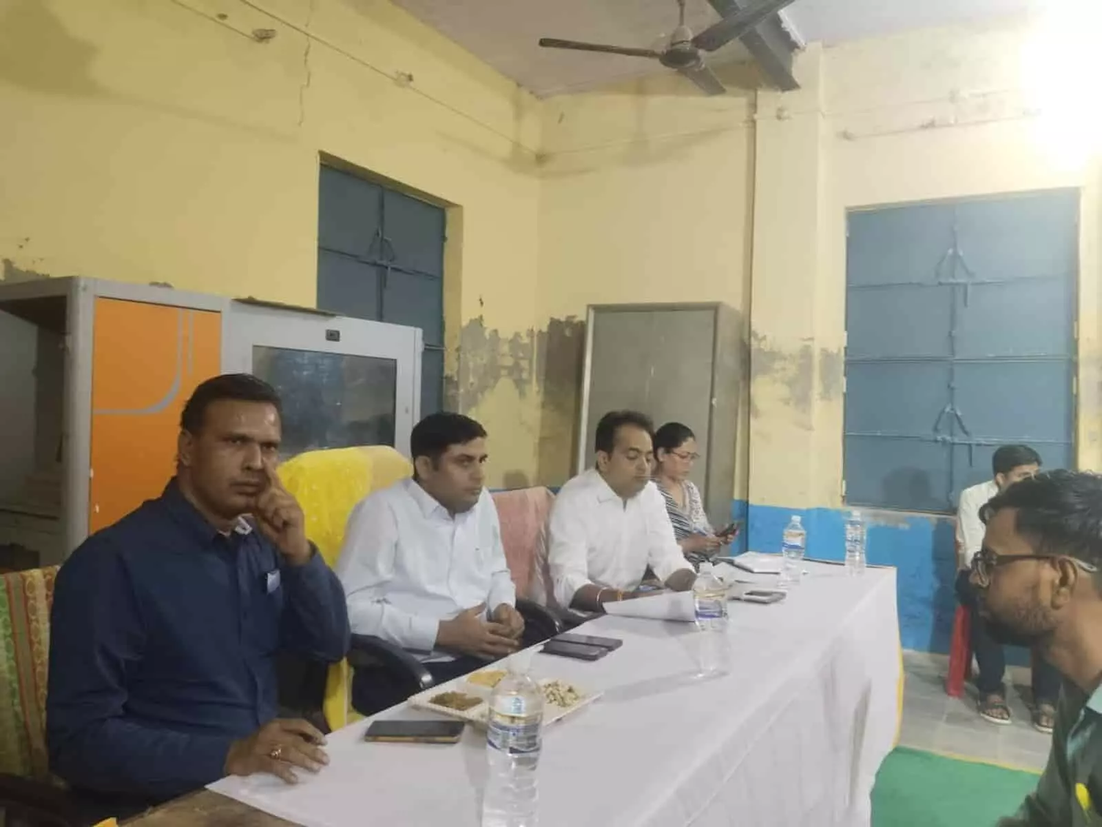 ग्राम उदाका में रात्रि चौपाल के दौरान ग्रामीणों की समस्याएं सुनते हुए जिला कलेक्टर उत्सव कौशल और प्रशासनिक अधिकारी।