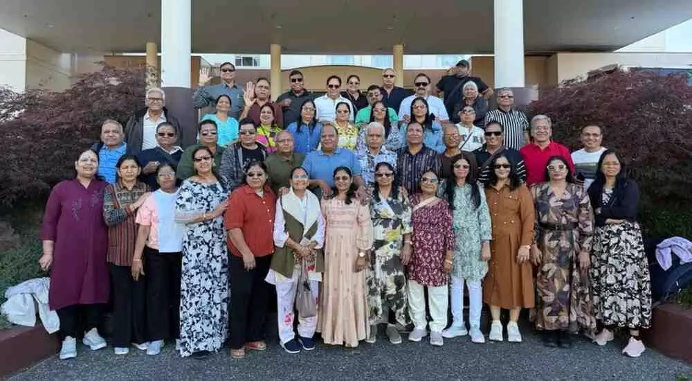 न्यूज़ीलैंड में पर्यटन भ्रमण के दौरान मेवाड़ संघ मुंबई के सदस्य सामूहिक रूप से खड़े होकर चित्र खिंचवाते हुए।