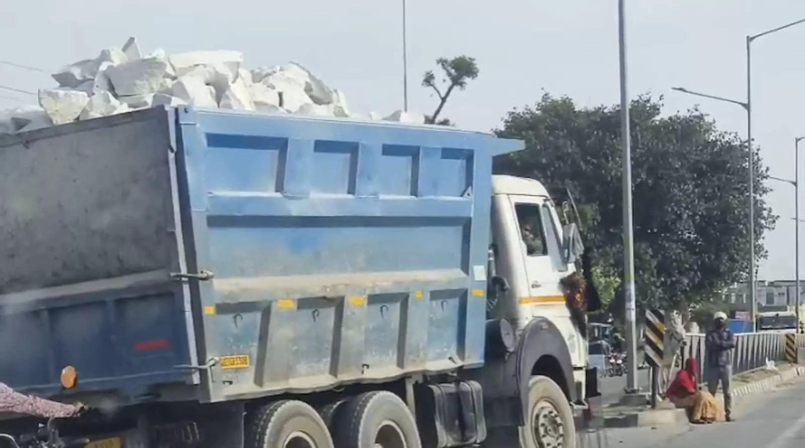 राजसमंद में नेशनल हाईवे पर रात के समय चलते हुए ओवरलोड भारी ट्रक और डंपर। राजसमंद में नेशनल हाईवे पर रात के समय चलते हुए ओवरलोड भारी ट्रक और डंपर।