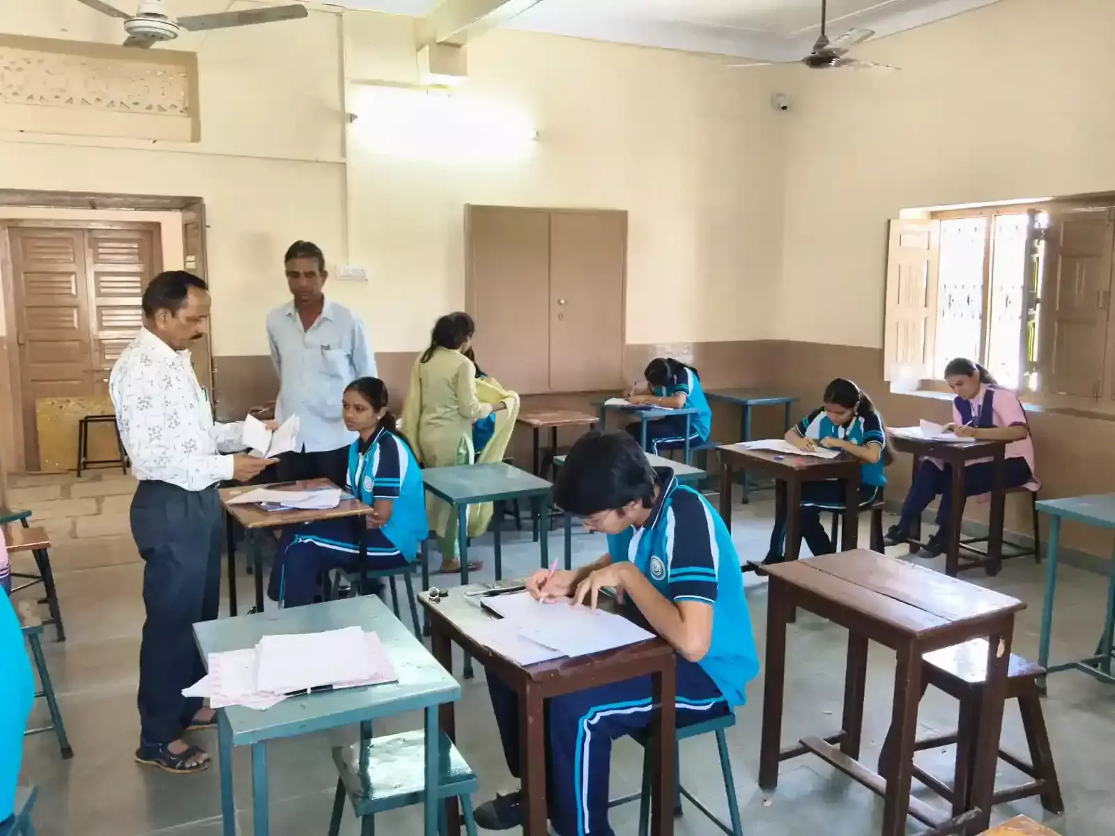 आमेट के तुलसी अमृत विद्यापीठ विद्यालय में वार्षिक परीक्षा का निरीक्षण करते ब्लॉक शिक्षा अधिकारी।