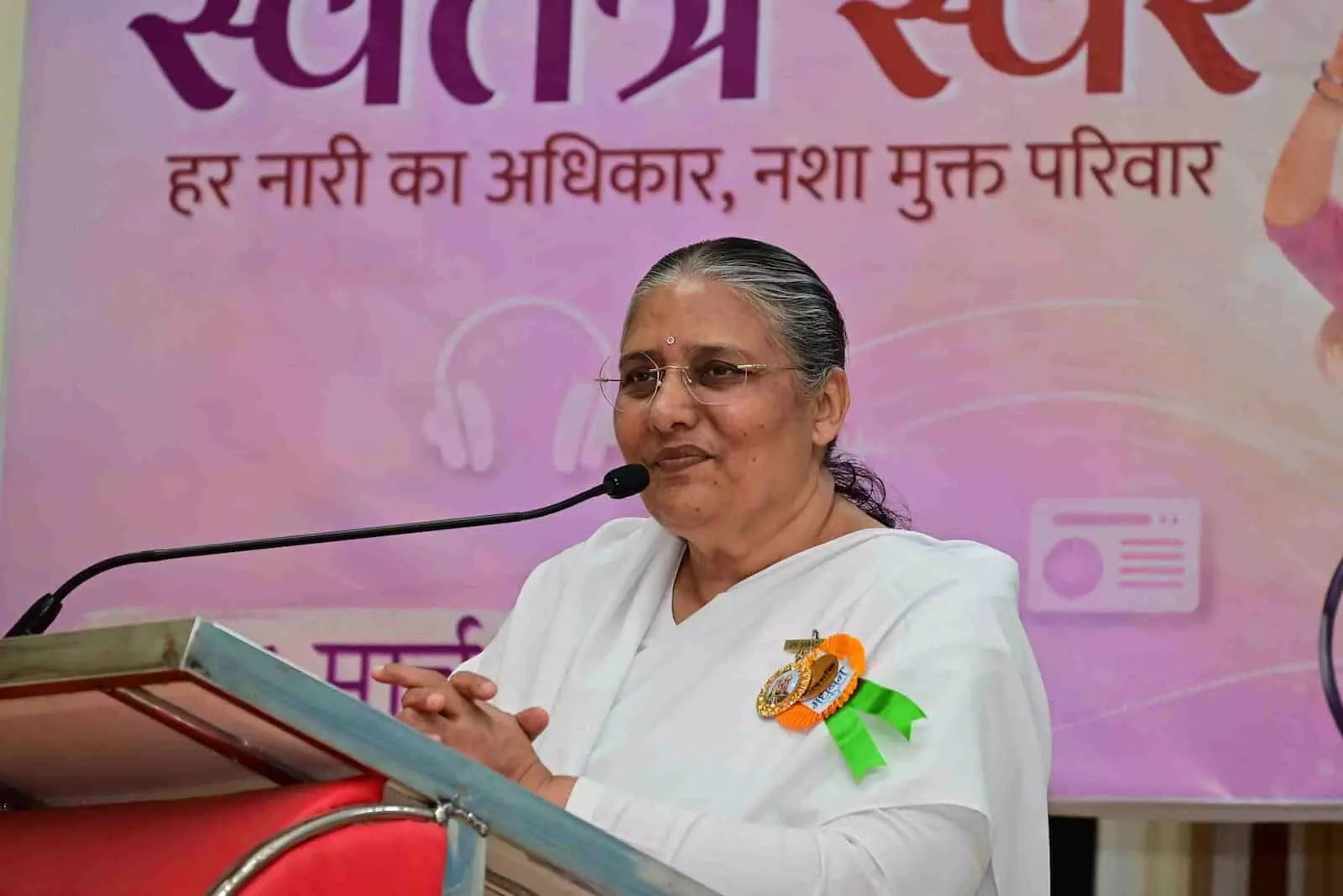 आबू रोड में महिला सशक्तिकरण और नशामुक्ति पर आयोजित कार्यक्रम में भाषण देती हुई बीके उषा दीदी और उपस्थित महिलाएं। आबू रोड में महिला सशक्तिकरण और नशामुक्ति पर आयोजित कार्यक्रम में भाषण देती हुई बीके उषा दीदी और उपस्थित महिलाएं।