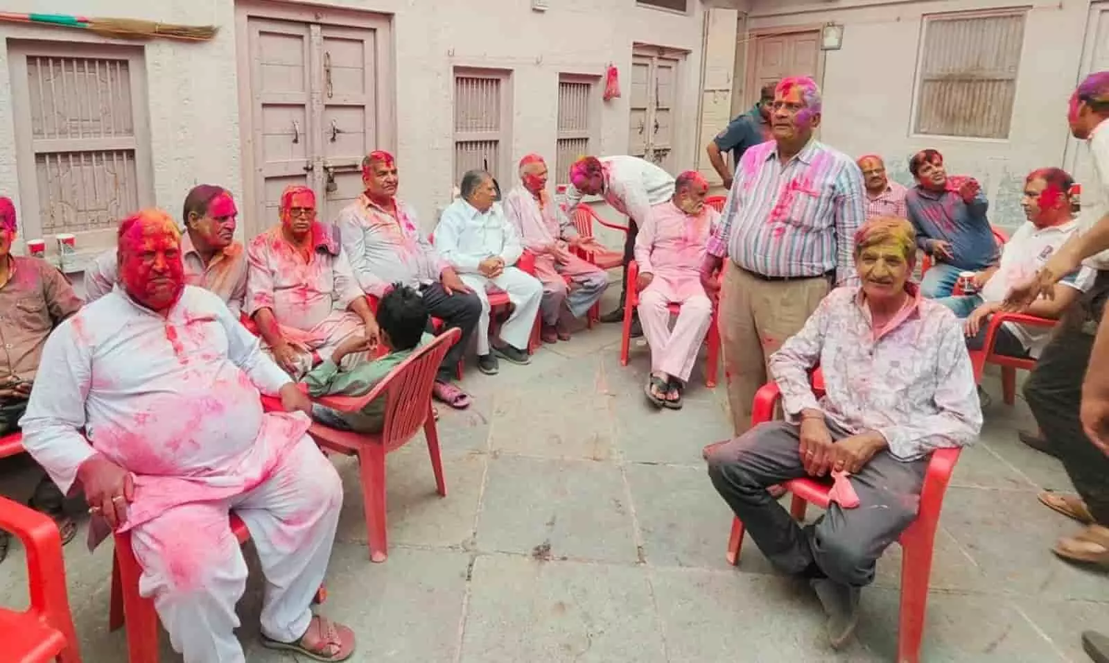 निम्बाहेड़ा में जैन मंदिर के बाहर पारंपरिक ढूंढ उत्सव मनाते हुए जैन समाज के पुरुष।