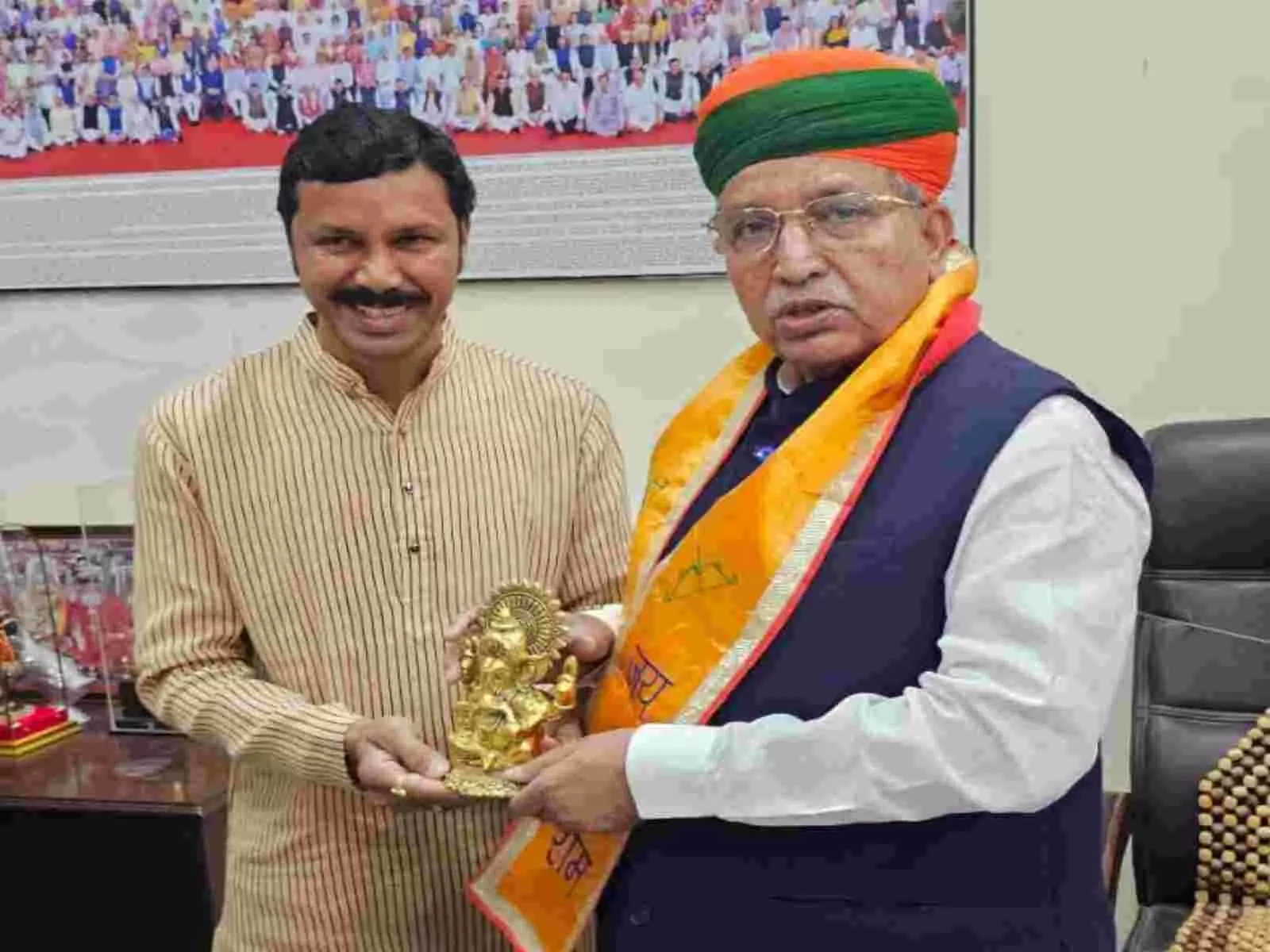 दिल्ली में केंद्रीय मंत्री अर्जुन राम मेघवाल को मूर्ति भेंट कर वैवाहिक कार्यक्रम का निमंत्रण देते कैलाश सोनी। दिल्ली में केंद्रीय मंत्री अर्जुन राम मेघवाल को मूर्ति भेंट कर वैवाहिक कार्यक्रम का निमंत्रण देते कैलाश सोनी।