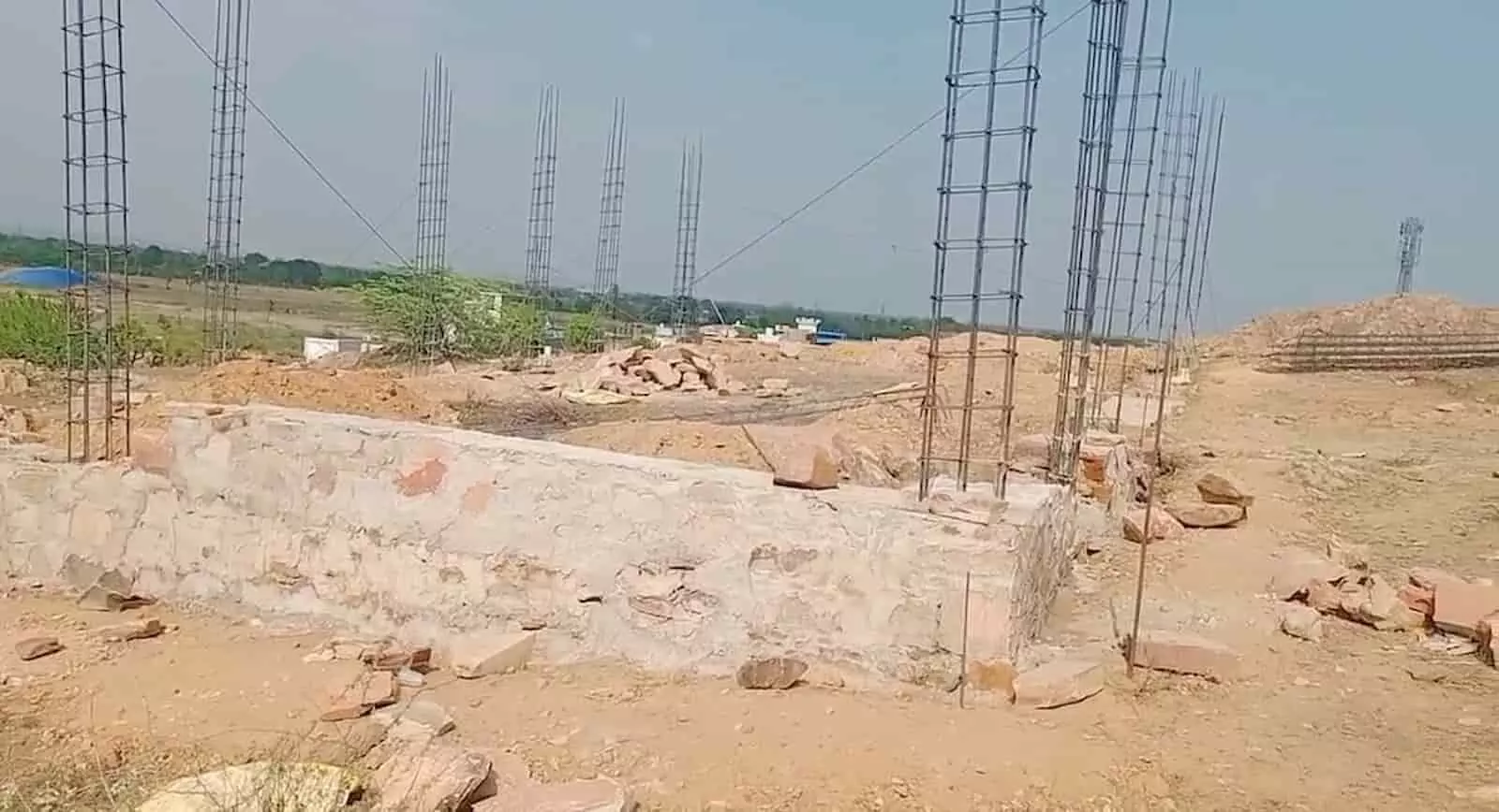 बयाना में नवनिर्मित होने वाले आधुनिक राजकीय पशु चिकित्सालय का निर्माण स्थल और वहां चल रहा कार्य। बयाना में नवनिर्मित होने वाले आधुनिक राजकीय पशु चिकित्सालय का निर्माण स्थल और वहां चल रहा कार्य।