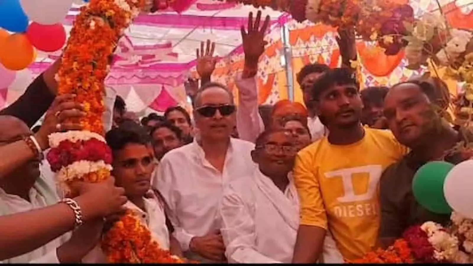 डीग के अऊ गांव में पूर्व मंत्री विश्वेन्द्र सिंह मूर्ति स्थापना कार्यक्रम का उद्घाटन करते हुए।
