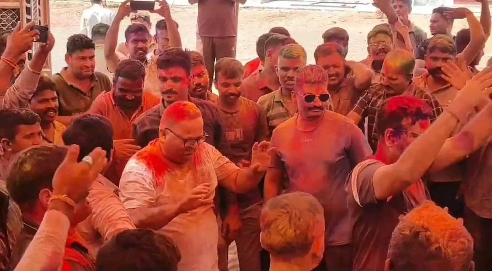 प्रतापगढ़ की रिजर्व पुलिस लाइन में रंग तेरस के अवसर पर पुलिसकर्मी एक-दूसरे को गुलाल लगाकर त्यौहार मना रहे हैं। प्रतापगढ़ की रिजर्व पुलिस लाइन में रंग तेरस के अवसर पर पुलिसकर्मी एक-दूसरे को गुलाल लगाकर त्यौहार मना रहे हैं।