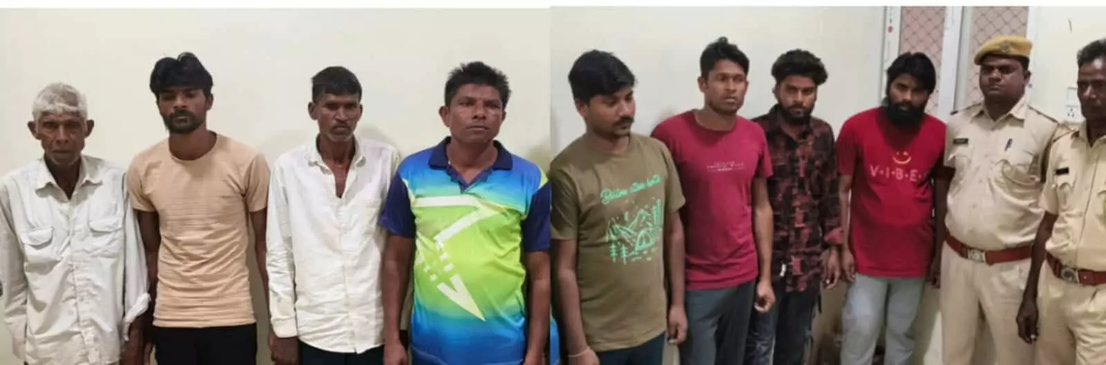 प्रतापगढ़ जिला न्यायालय परिसर में पुलिस सुरक्षा के बीच खड़े हत्या मामले के आठ दोषी। प्रतापगढ़ जिला न्यायालय परिसर में पुलिस सुरक्षा के बीच खड़े हत्या मामले के आठ दोषी।