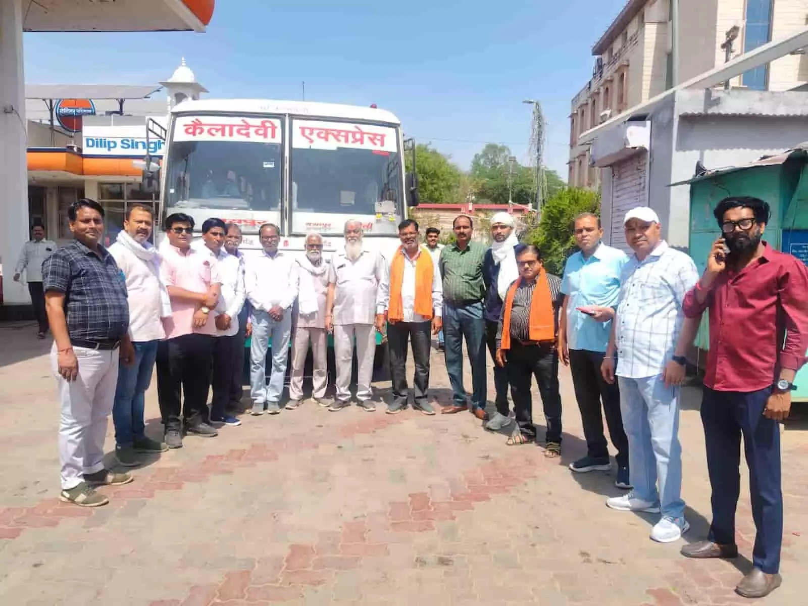 गंगापुर सिटी में सवर्ण समाज के लोग बसों के पास एकत्र होकर जयपुर रैली में जाने की तैयारी करते हुए। गंगापुर सिटी में सवर्ण समाज के लोग बसों के पास एकत्र होकर जयपुर रैली में जाने की तैयारी करते हुए।