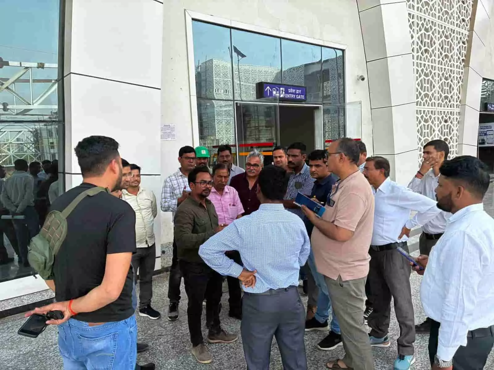 बाराबंकी में पद्मश्री किसान राम शरण वर्मा के साथ संवाद करते राजस्थान के पत्रकारों का दल। बाराबंकी में पद्मश्री किसान राम शरण वर्मा के साथ संवाद करते राजस्थान के पत्रकारों का दल।