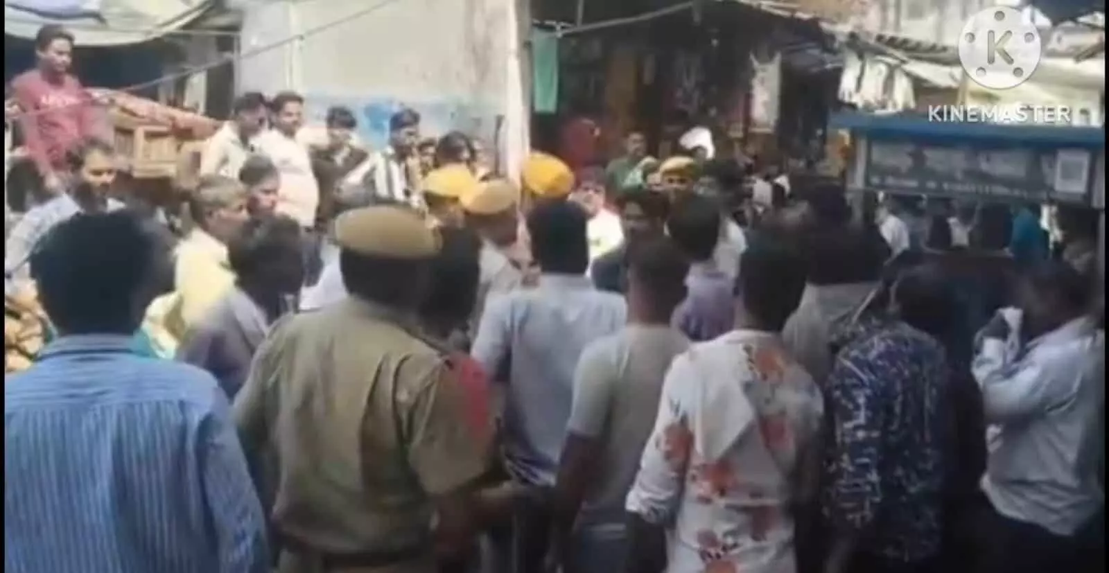 हिंडौन की पीलू वाली मस्जिद के पास सुरक्षा व्यवस्था संभालते पुलिसकर्मी और स्थानीय बाजार का दृश्य।