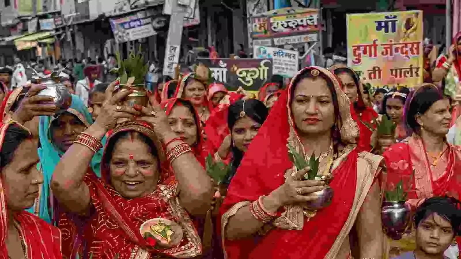 करौली में गणगौर पर्व के दौरान पारंपरिक परिधान पहने महिलाएं वेदी के समक्ष बैठकर सामूहिक गौरी पूजन कर रही हैं।