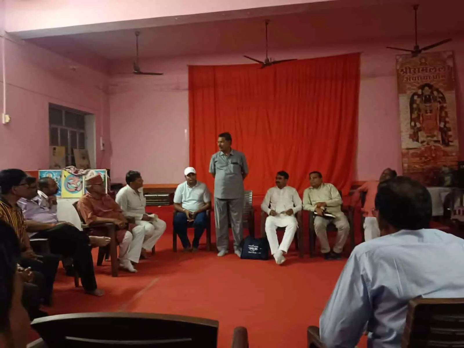 करौली के रामद्वारा में रामनवमी शोभायात्रा की तैयारी के लिए बैठक करते समिति के सदस्य और पदाधिकारी।