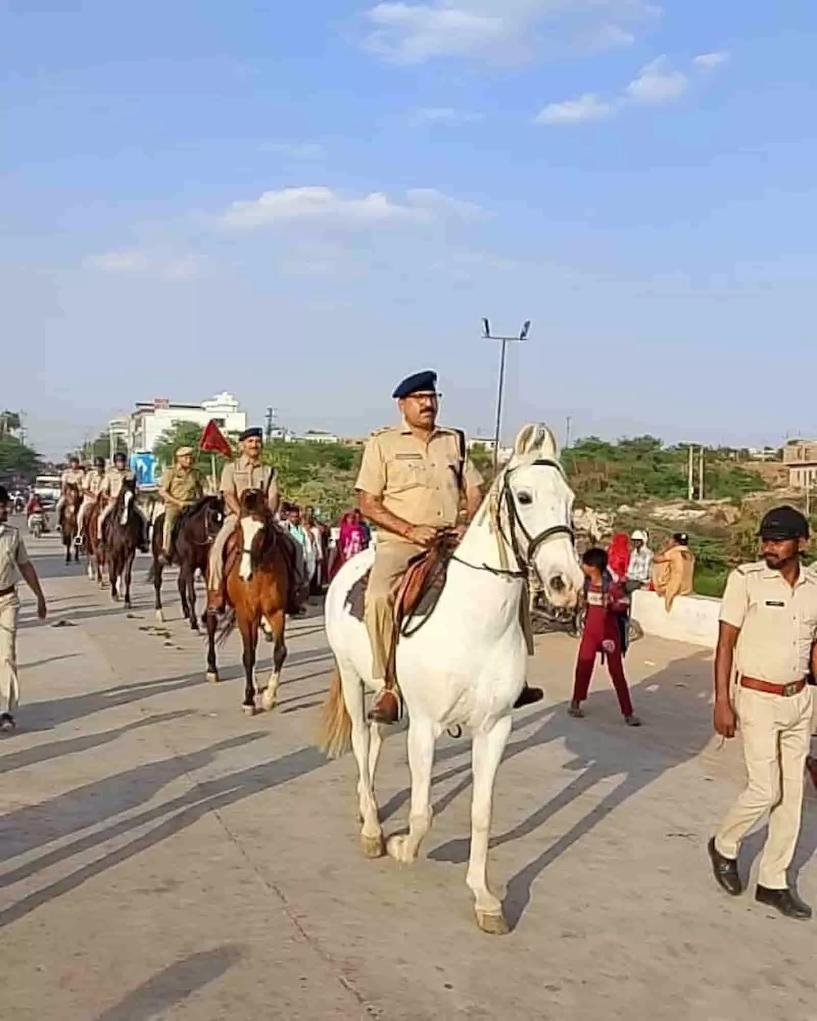 कैलादेवी लक्खी मेले में पुलिस अधीक्षक लोकेश सोनवाल घोड़े पर सवार होकर सुरक्षा व्यवस्था का निरीक्षण करते हुए।