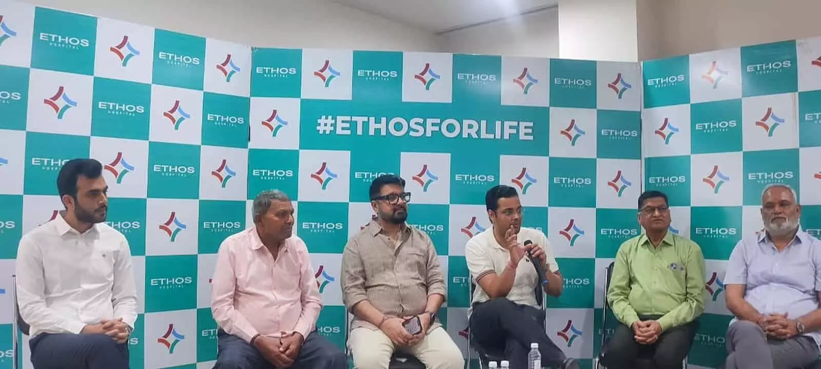 कोटा के ईथॉस हॉस्पिटल में डॉक्टरों की टीम मैकेनिकल थ्रोम्बेक्टॉमी तकनीक से स्ट्रोक के मरीज का उपचार करते हुए। कोटा के ईथॉस हॉस्पिटल में डॉक्टरों की टीम मैकेनिकल थ्रोम्बेक्टॉमी तकनीक से स्ट्रोक के मरीज का उपचार करते हुए।