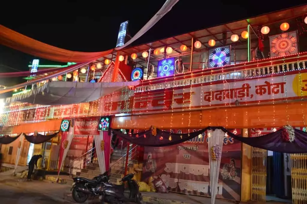 कोटा के वैष्णो देवी ज्योति मंदिर का मुख्य द्वार जिसे चैत्र नवरात्रि महोत्सव के लिए सजाया गया है कोटा के वैष्णो देवी ज्योति मंदिर का मुख्य द्वार जिसे चैत्र नवरात्रि महोत्सव के लिए सजाया गया है