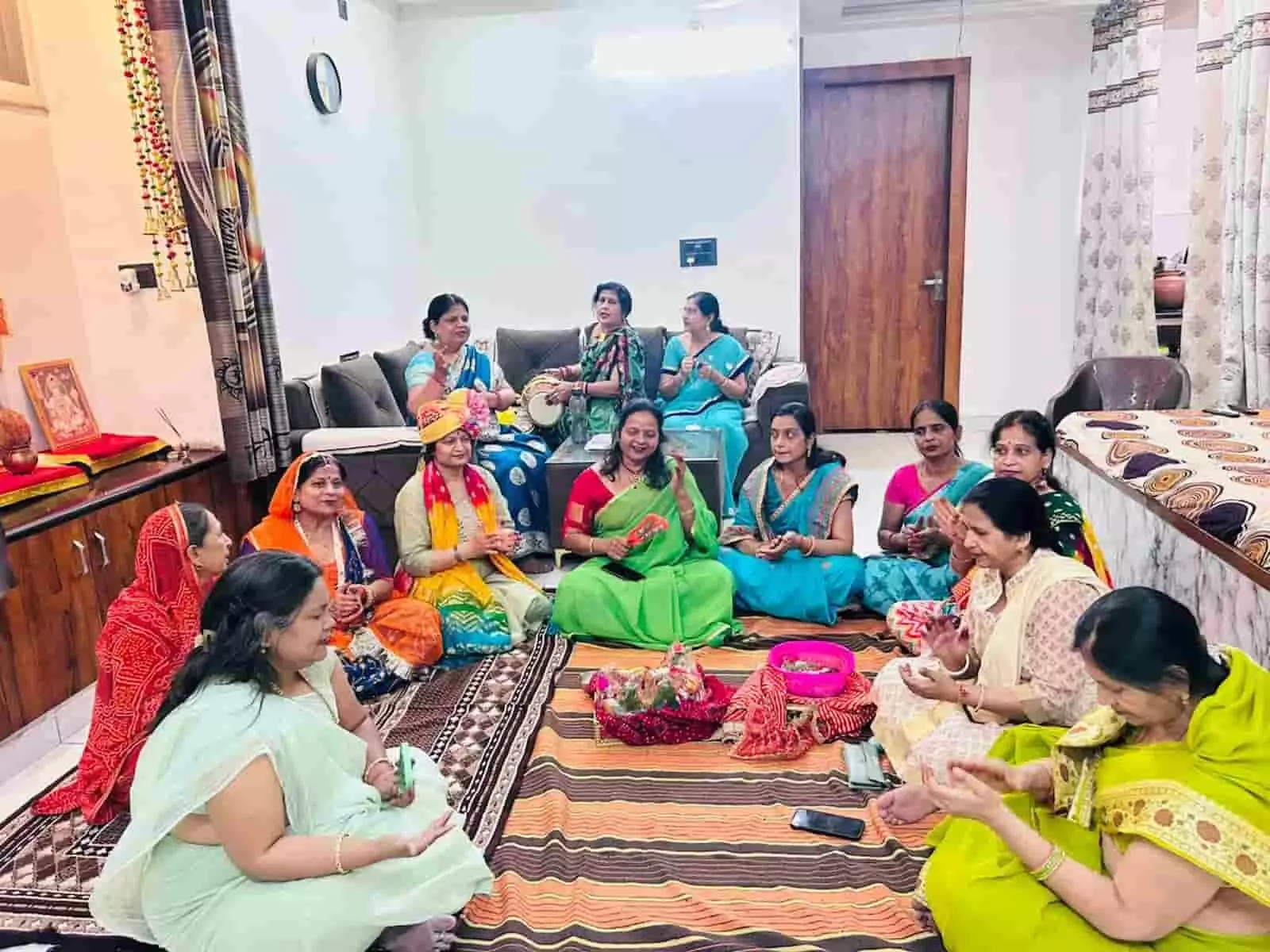 कोटा के सनातन धर्म मंदिर में ईसर गणगौर पूजा उत्सव के दौरान पारंपरिक अनुष्ठान करती महिलाएं। कोटा के सनातन धर्म मंदिर में ईसर गणगौर पूजा उत्सव के दौरान पारंपरिक अनुष्ठान करती महिलाएं।