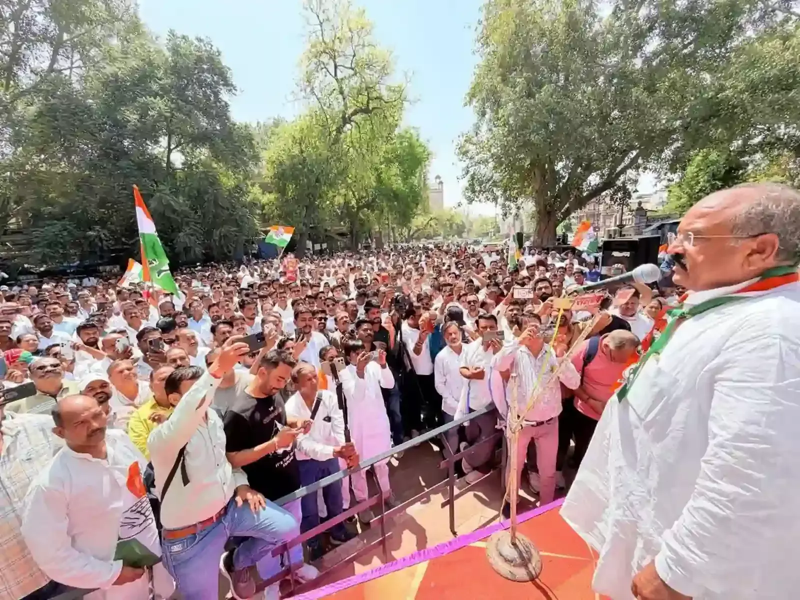 कोटा कलेक्ट्रेट के बाहर हाथों में तख्तियां लेकर विरोध प्रदर्शन करते कांग्रेस नेता प्रहलाद गुंजल और कार्यकर्ता। कोटा कलेक्ट्रेट के बाहर हाथों में तख्तियां लेकर विरोध प्रदर्शन करते कांग्रेस नेता प्रहलाद गुंजल और कार्यकर्ता।