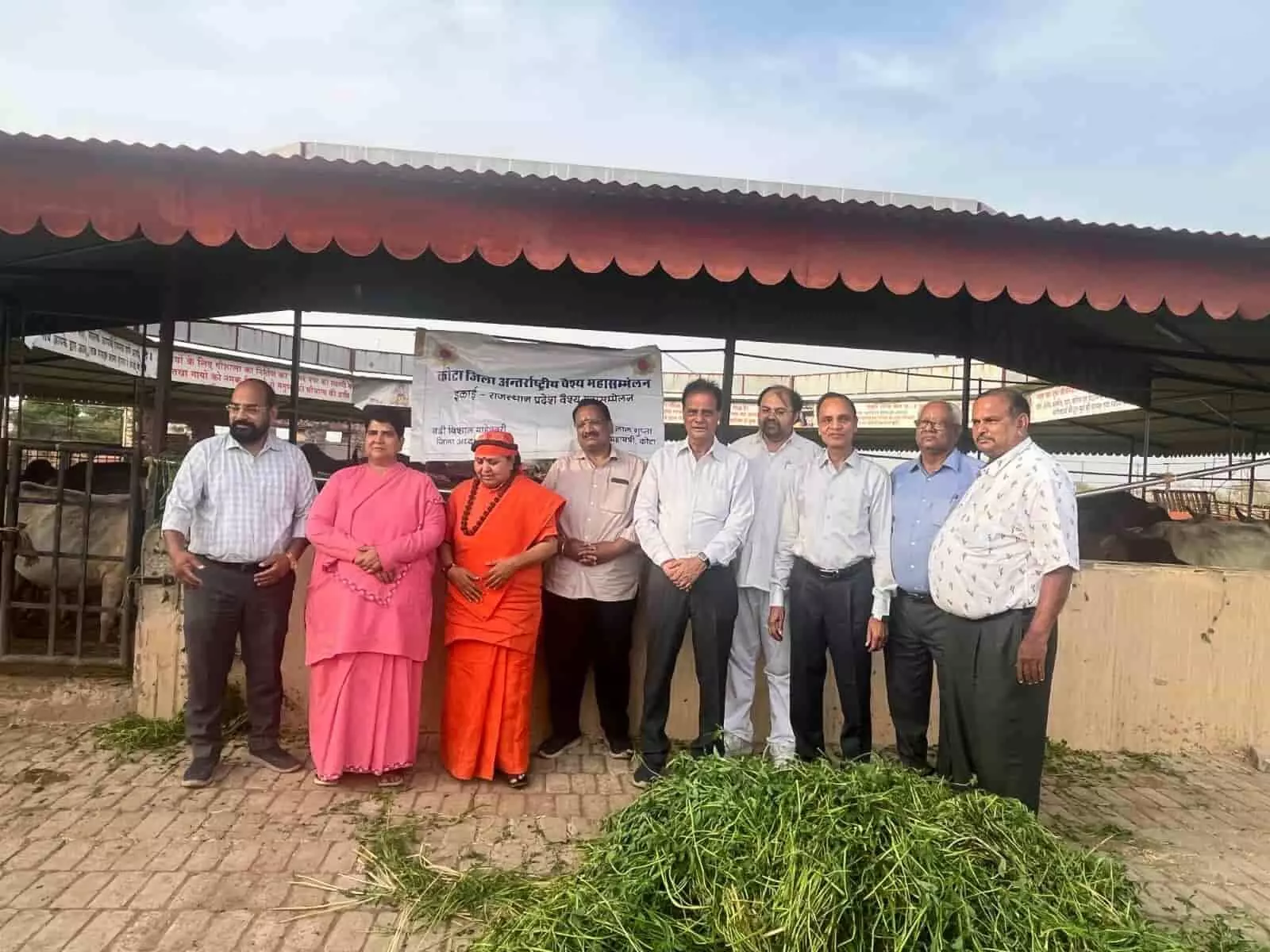 कोटा की गौशाला में गायों को हरा चारा खिलाते वैश्य महासम्मेलन के सदस्य और पदाधिकारी। कोटा की गौशाला में गायों को हरा चारा खिलाते वैश्य महासम्मेलन के सदस्य और पदाधिकारी।